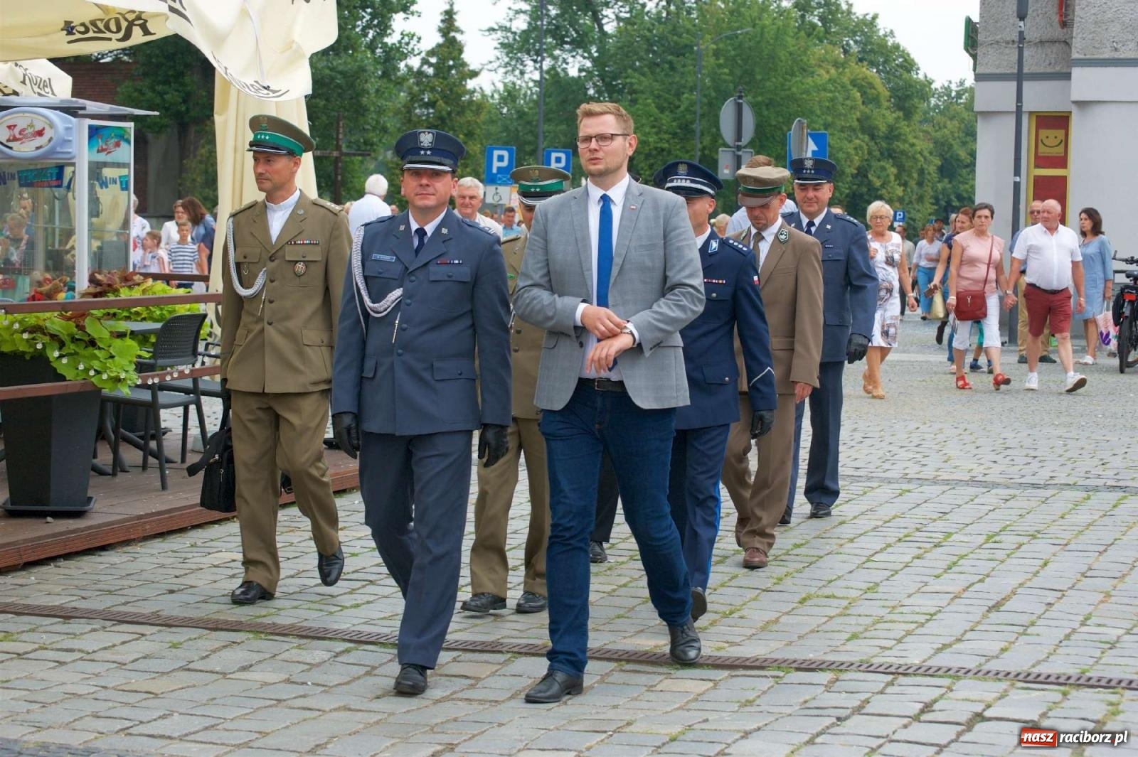 Zdjęcie w galerii na portalu naszraciborz.pl: Przed sądem w Raciborzu posadzono lipę marszałka Piłsudskiego [FOTO i WIDEO] wiadomości z regionu