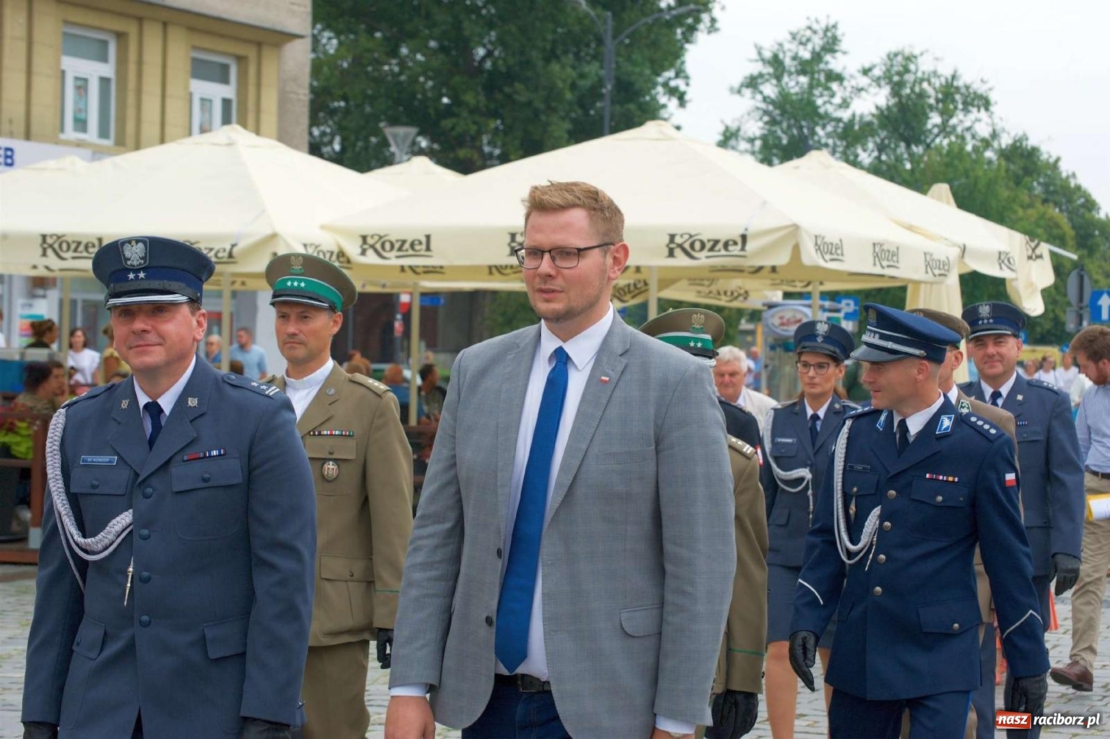 Zdjęcie w galerii na portalu naszraciborz.pl: Przed sądem w Raciborzu posadzono lipę marszałka Piłsudskiego [FOTO i WIDEO] wiadomości z regionu