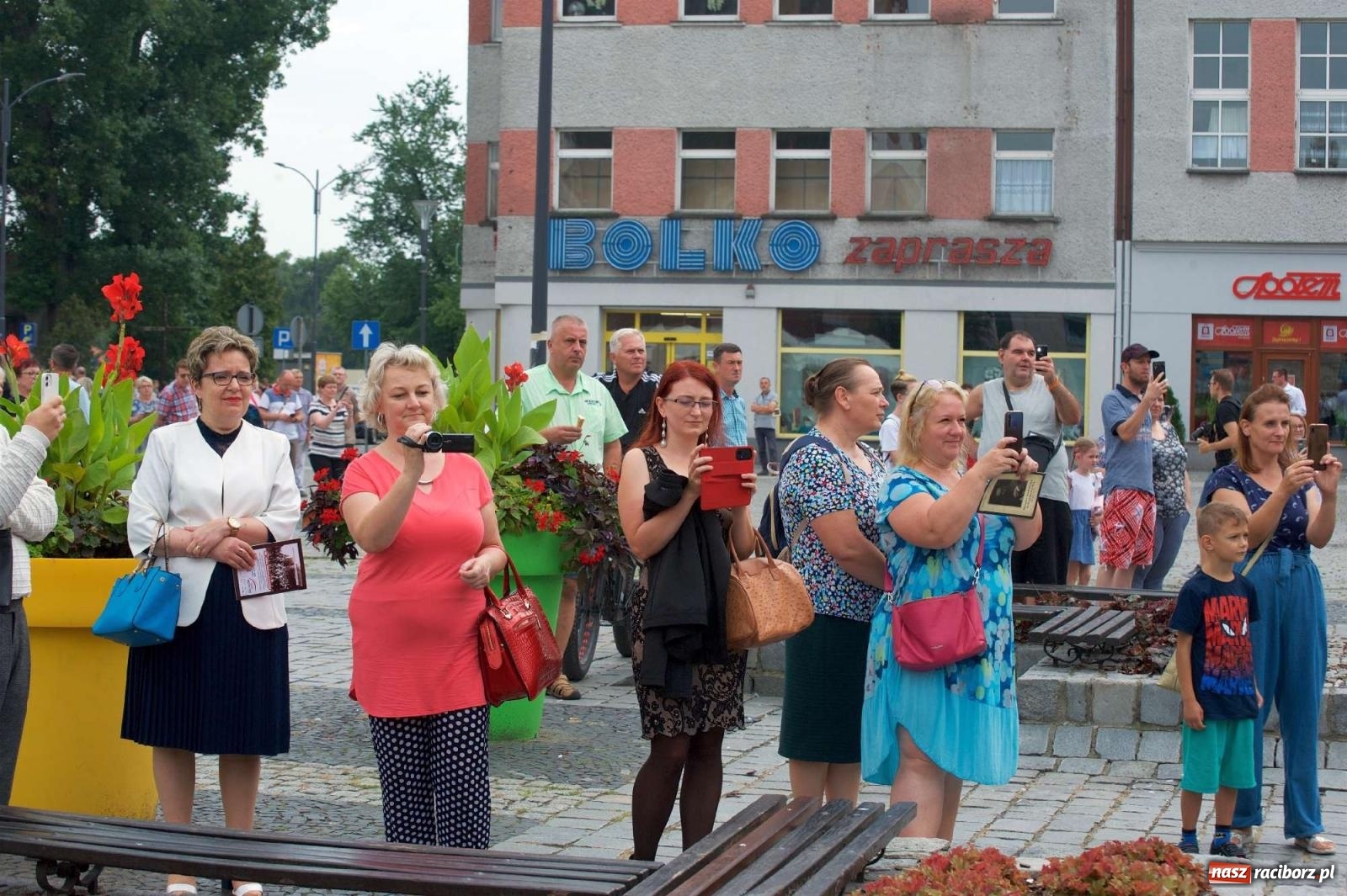 Zdjęcie w galerii na portalu naszraciborz.pl: Przed sądem w Raciborzu posadzono lipę marszałka Piłsudskiego [FOTO i WIDEO] wiadomości z regionu