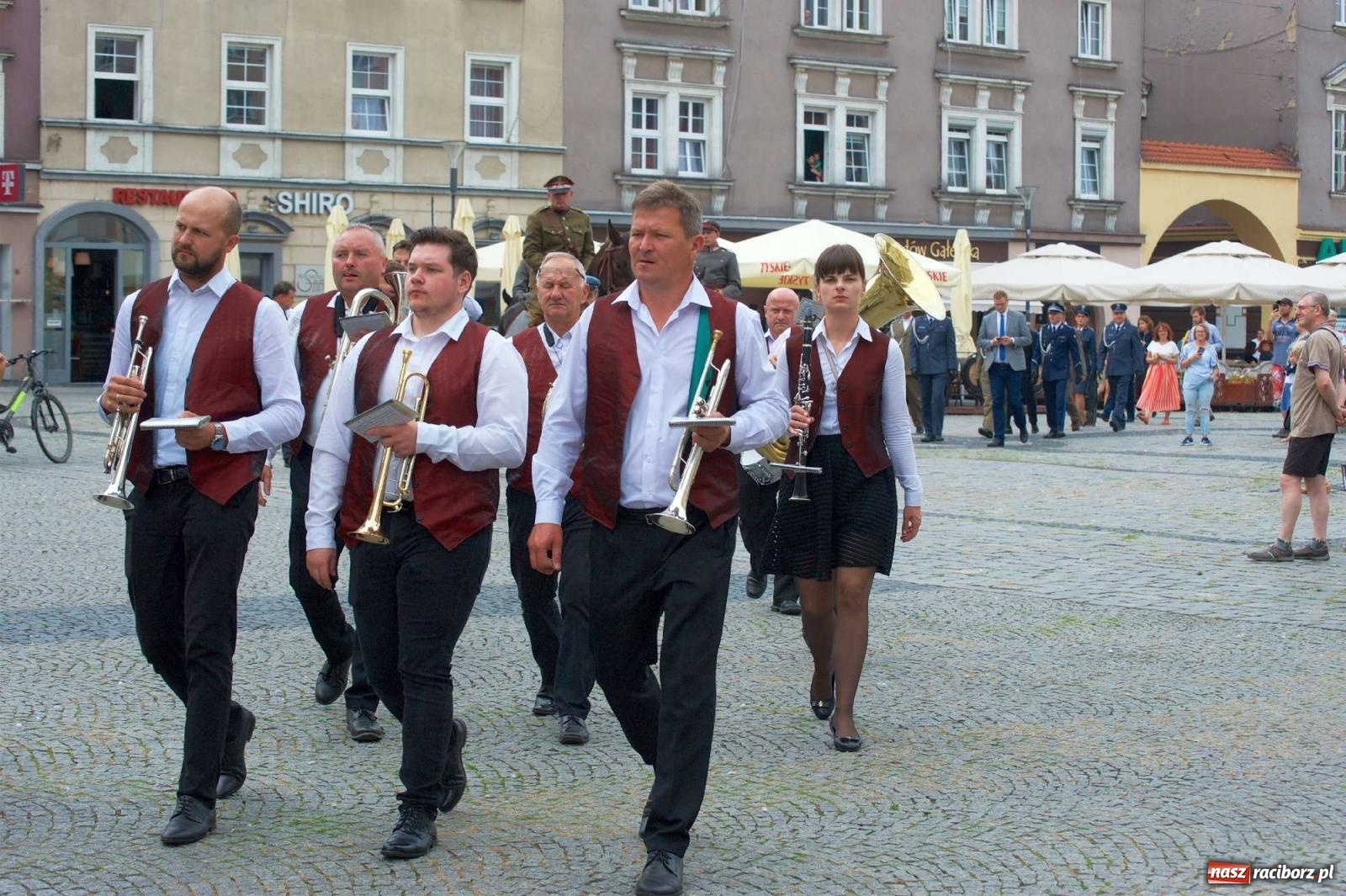 Zdjęcie w galerii na portalu naszraciborz.pl: Przed sądem w Raciborzu posadzono lipę marszałka Piłsudskiego [FOTO i WIDEO] wiadomości z regionu