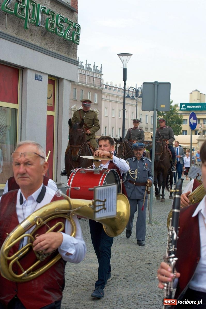 Zdjęcie w galerii na portalu naszraciborz.pl: Przed sądem w Raciborzu posadzono lipę marszałka Piłsudskiego [FOTO i WIDEO] wiadomości z regionu