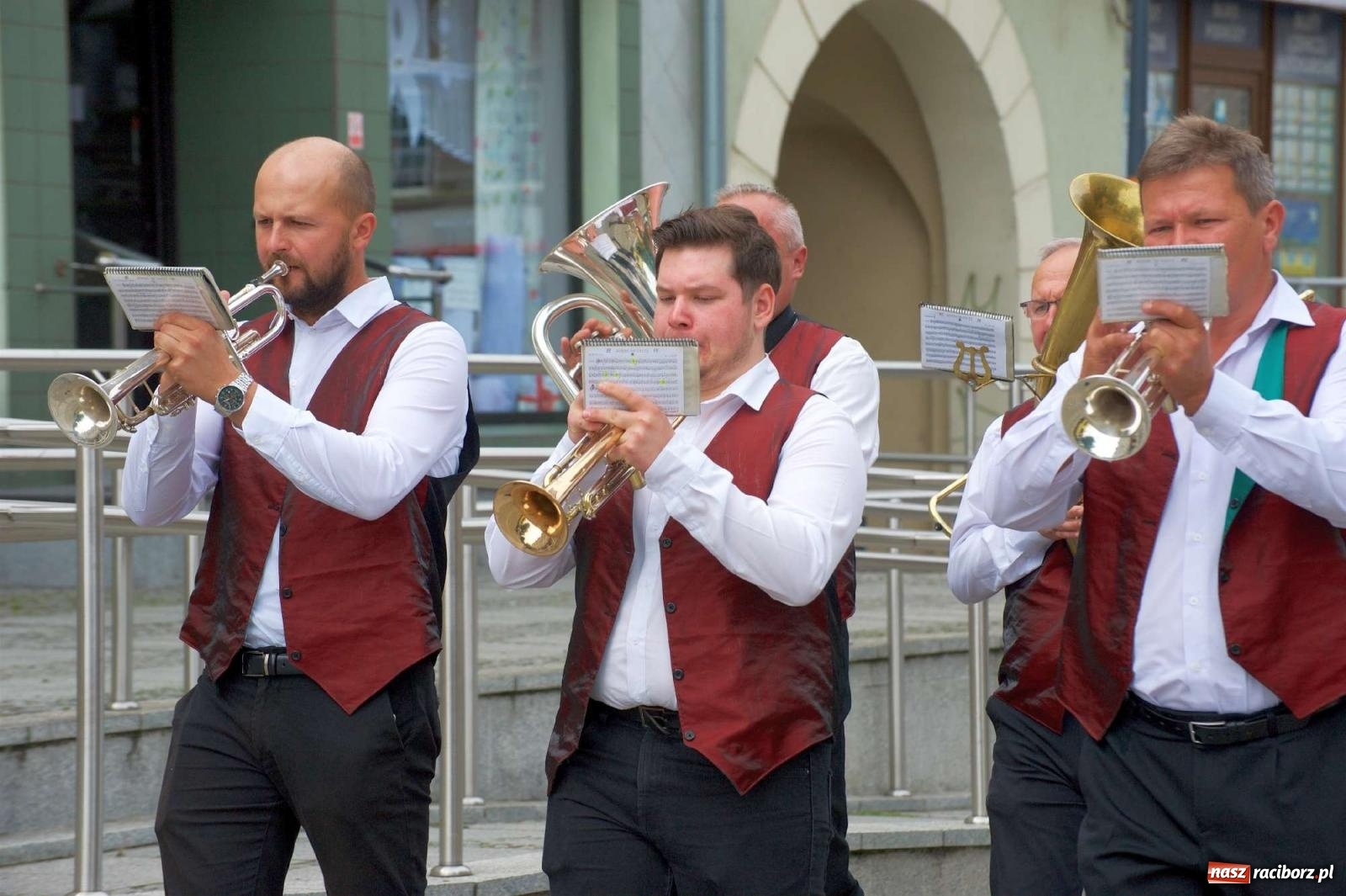 Zdjęcie w galerii na portalu naszraciborz.pl: Przed sądem w Raciborzu posadzono lipę marszałka Piłsudskiego [FOTO i WIDEO] wiadomości z regionu