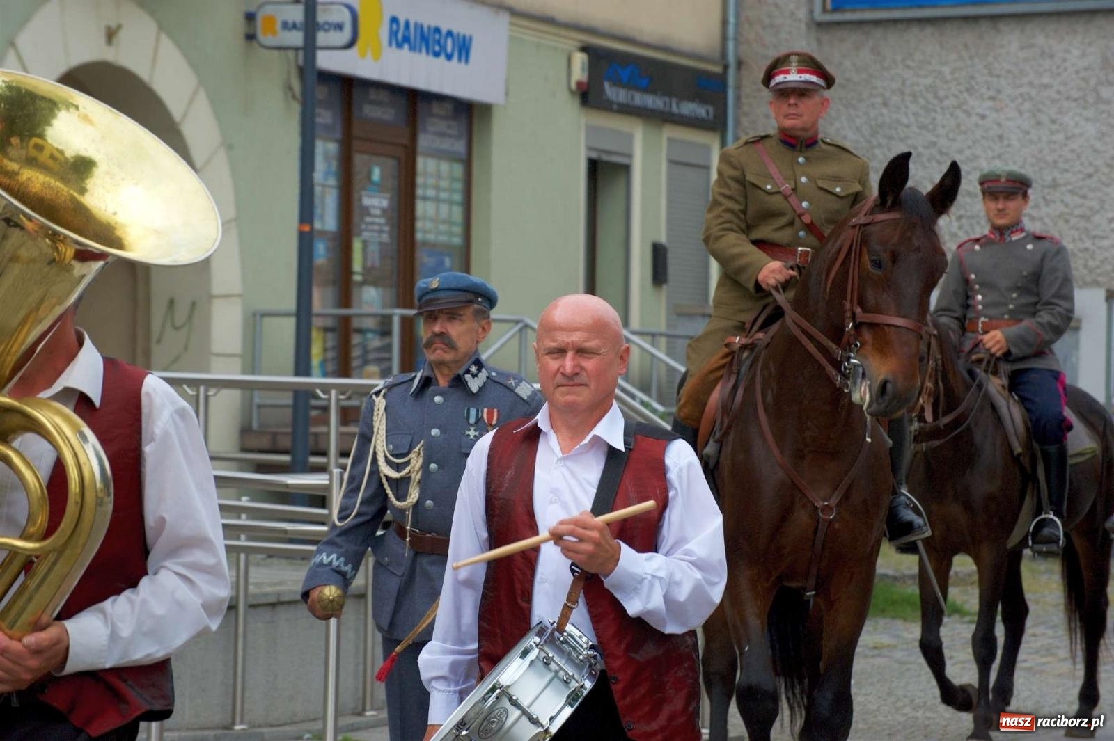 Zdjęcie w galerii na portalu naszraciborz.pl: Przed sądem w Raciborzu posadzono lipę marszałka Piłsudskiego [FOTO i WIDEO] wiadomości z regionu