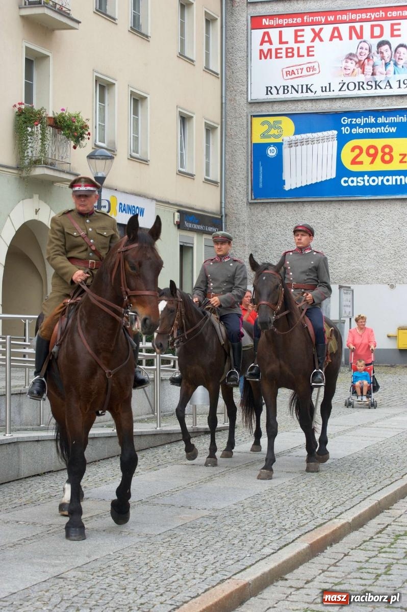 Zdjęcie w galerii na portalu naszraciborz.pl: Przed sądem w Raciborzu posadzono lipę marszałka Piłsudskiego [FOTO i WIDEO] wiadomości z regionu