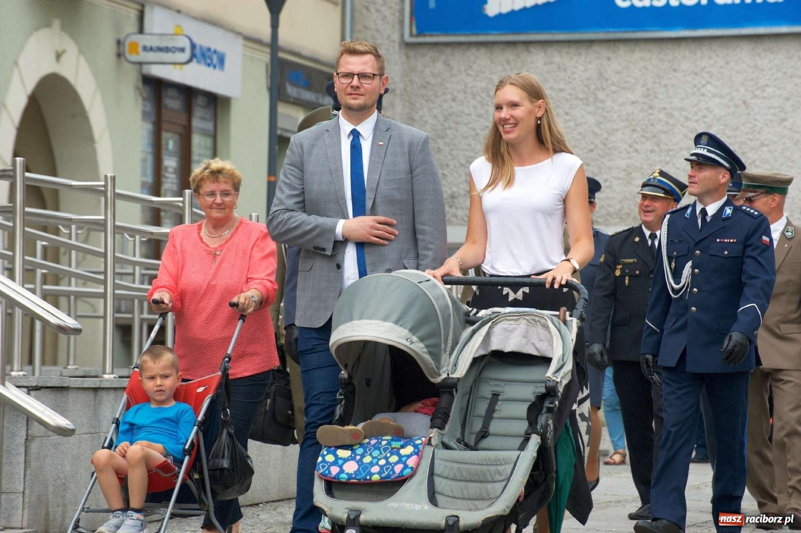 Zdjęcie w galerii na portalu naszraciborz.pl: Przed sądem w Raciborzu posadzono lipę marszałka Piłsudskiego [FOTO i WIDEO] wiadomości z regionu