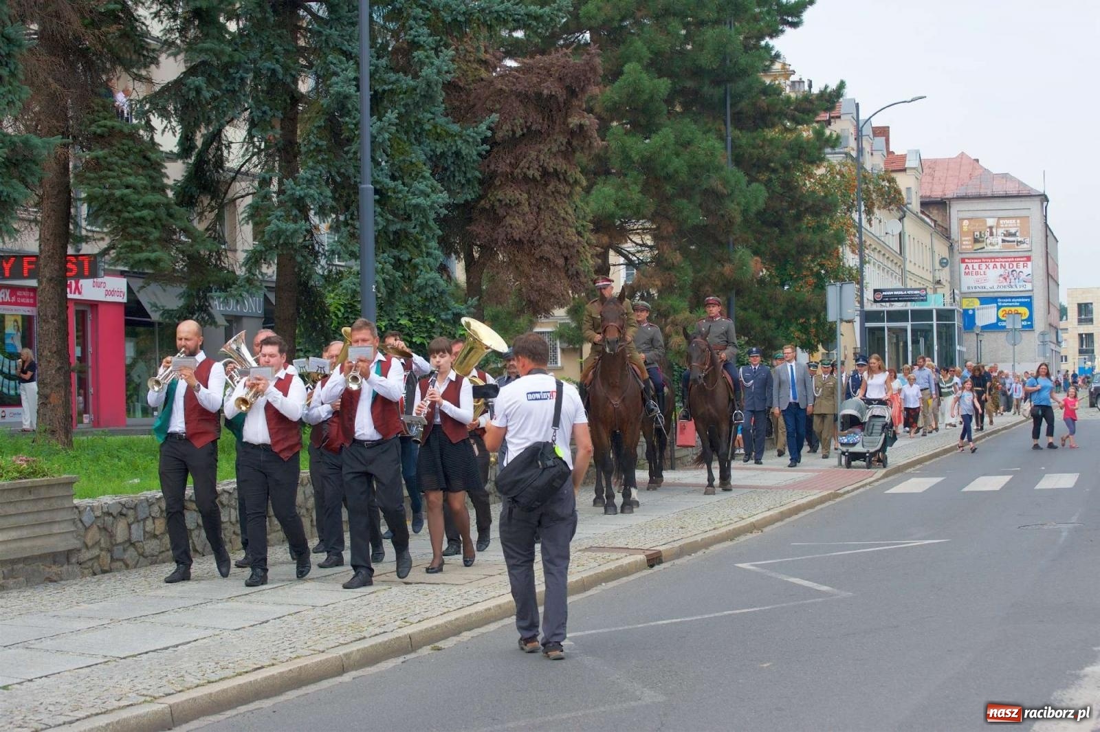 Zdjęcie w galerii na portalu naszraciborz.pl: Przed sądem w Raciborzu posadzono lipę marszałka Piłsudskiego [FOTO i WIDEO] wiadomości z regionu