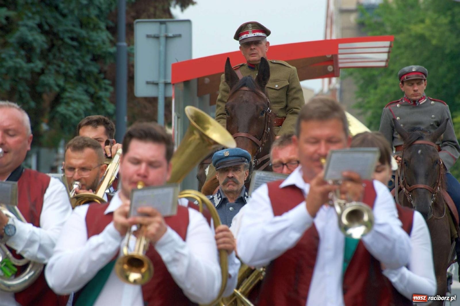 Zdjęcie w galerii na portalu naszraciborz.pl: Przed sądem w Raciborzu posadzono lipę marszałka Piłsudskiego [FOTO i WIDEO] wiadomości z regionu