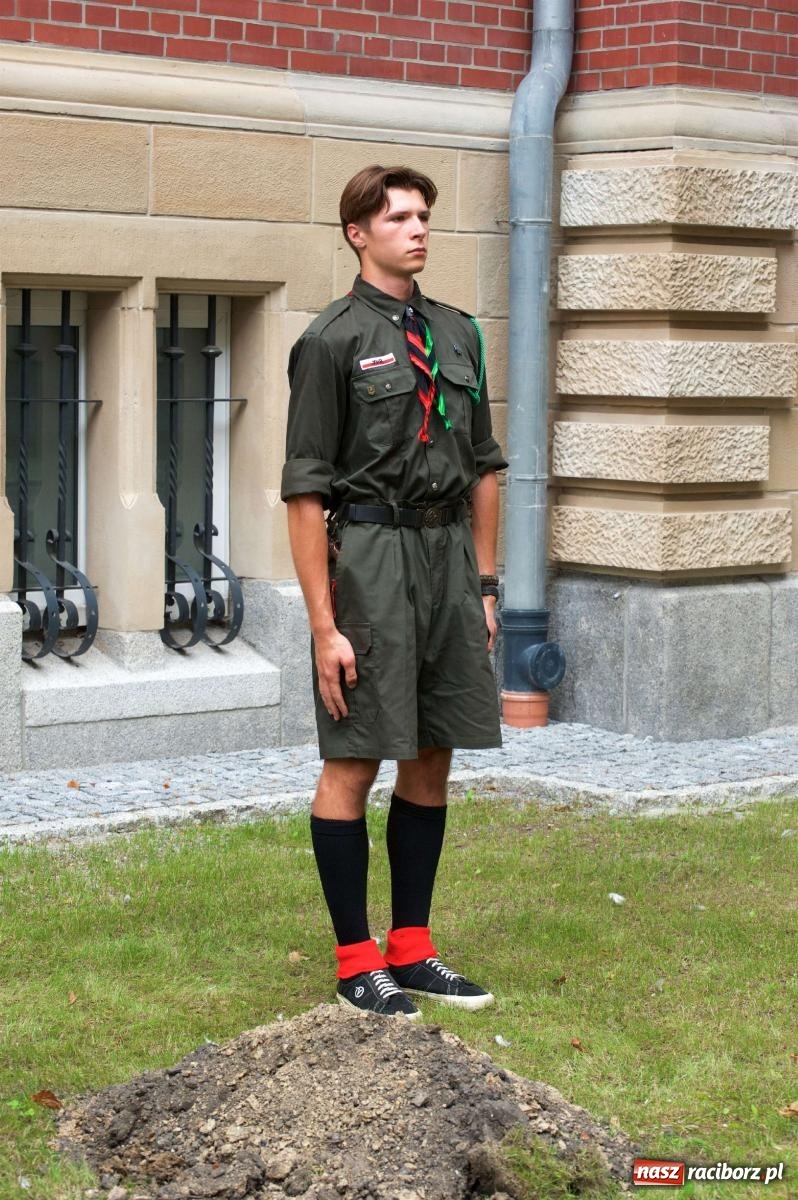 Zdjęcie w galerii na portalu naszraciborz.pl: Przed sądem w Raciborzu posadzono lipę marszałka Piłsudskiego [FOTO i WIDEO] wiadomości z regionu