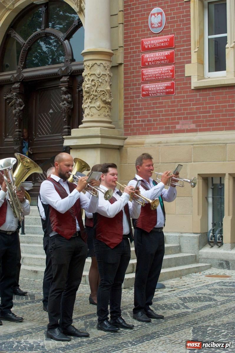Zdjęcie w galerii na portalu naszraciborz.pl: Przed sądem w Raciborzu posadzono lipę marszałka Piłsudskiego [FOTO i WIDEO] wiadomości z regionu