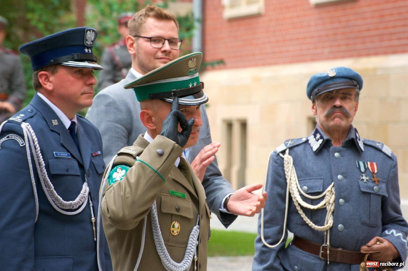 Zdjęcie w galerii na portalu naszraciborz.pl: Przed sądem w Raciborzu posadzono lipę marszałka Piłsudskiego [FOTO i WIDEO] wiadomości z regionu