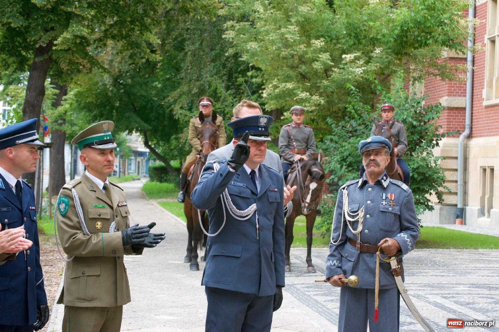 Zdjęcie w galerii na portalu naszraciborz.pl: Przed sądem w Raciborzu posadzono lipę marszałka Piłsudskiego [FOTO i WIDEO] wiadomości z regionu
