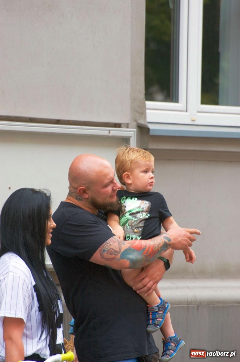 Zdjęcie w galerii na portalu naszraciborz.pl: Przed sądem w Raciborzu posadzono lipę marszałka Piłsudskiego [FOTO i WIDEO] wiadomości z regionu