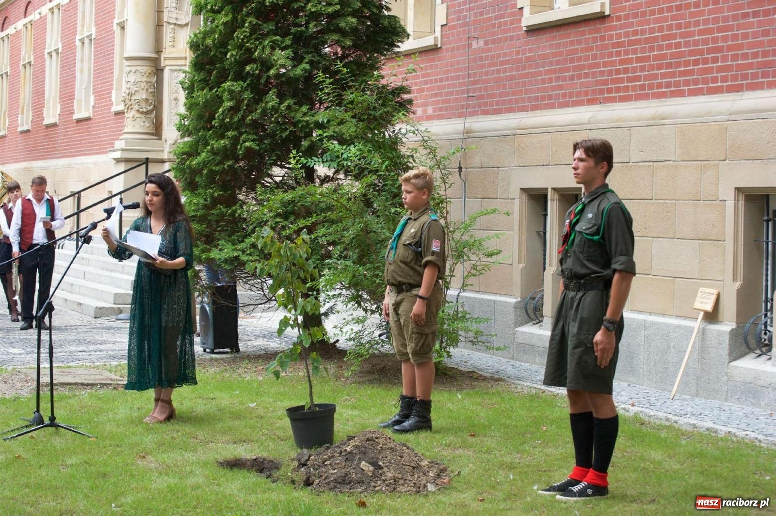 Zdjęcie w galerii na portalu naszraciborz.pl: Przed sądem w Raciborzu posadzono lipę marszałka Piłsudskiego [FOTO i WIDEO] wiadomości z regionu