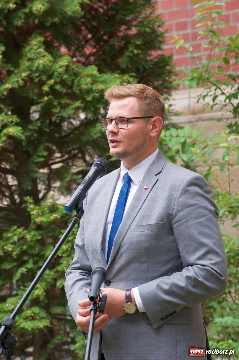 Zdjęcie w galerii na portalu naszraciborz.pl: Przed sądem w Raciborzu posadzono lipę marszałka Piłsudskiego [FOTO i WIDEO] wiadomości z regionu