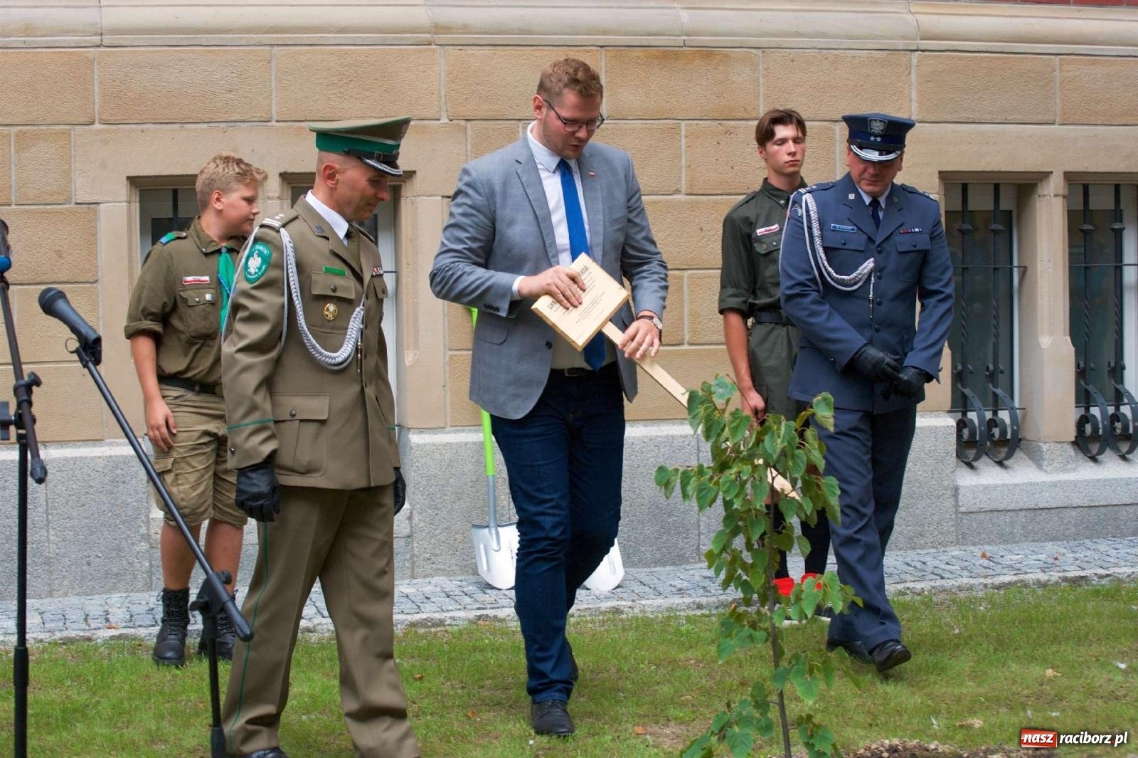 Zdjęcie w galerii na portalu naszraciborz.pl: Przed sądem w Raciborzu posadzono lipę marszałka Piłsudskiego [FOTO i WIDEO] wiadomości z regionu