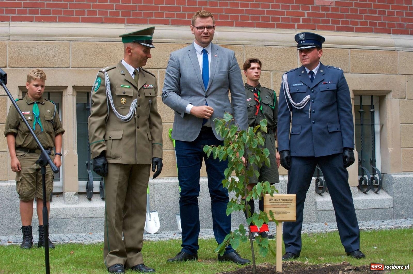 Zdjęcie w galerii na portalu naszraciborz.pl: Przed sądem w Raciborzu posadzono lipę marszałka Piłsudskiego [FOTO i WIDEO] wiadomości z regionu