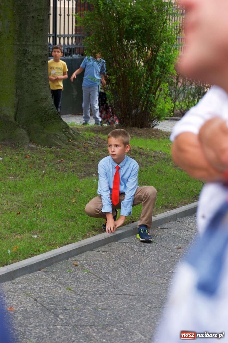 Zdjęcie w galerii na portalu naszraciborz.pl: Przed sądem w Raciborzu posadzono lipę marszałka Piłsudskiego [FOTO i WIDEO] wiadomości z regionu