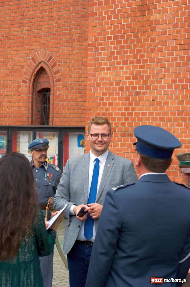 Zdjęcie w galerii na portalu naszraciborz.pl: Przed sądem w Raciborzu posadzono lipę marszałka Piłsudskiego [FOTO i WIDEO] wiadomości z regionu