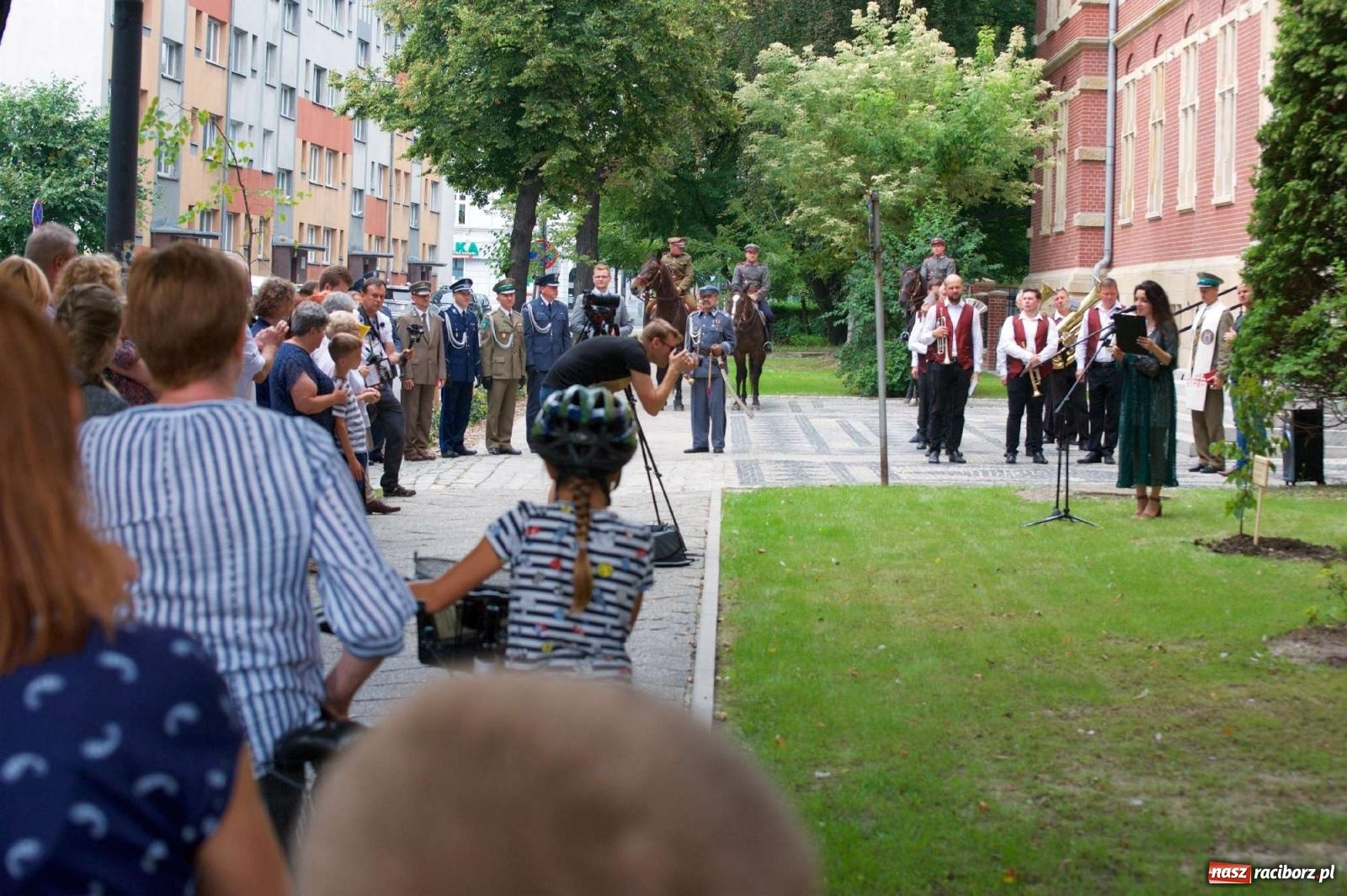 Zdjęcie w galerii na portalu naszraciborz.pl: Przed sądem w Raciborzu posadzono lipę marszałka Piłsudskiego [FOTO i WIDEO] wiadomości z regionu