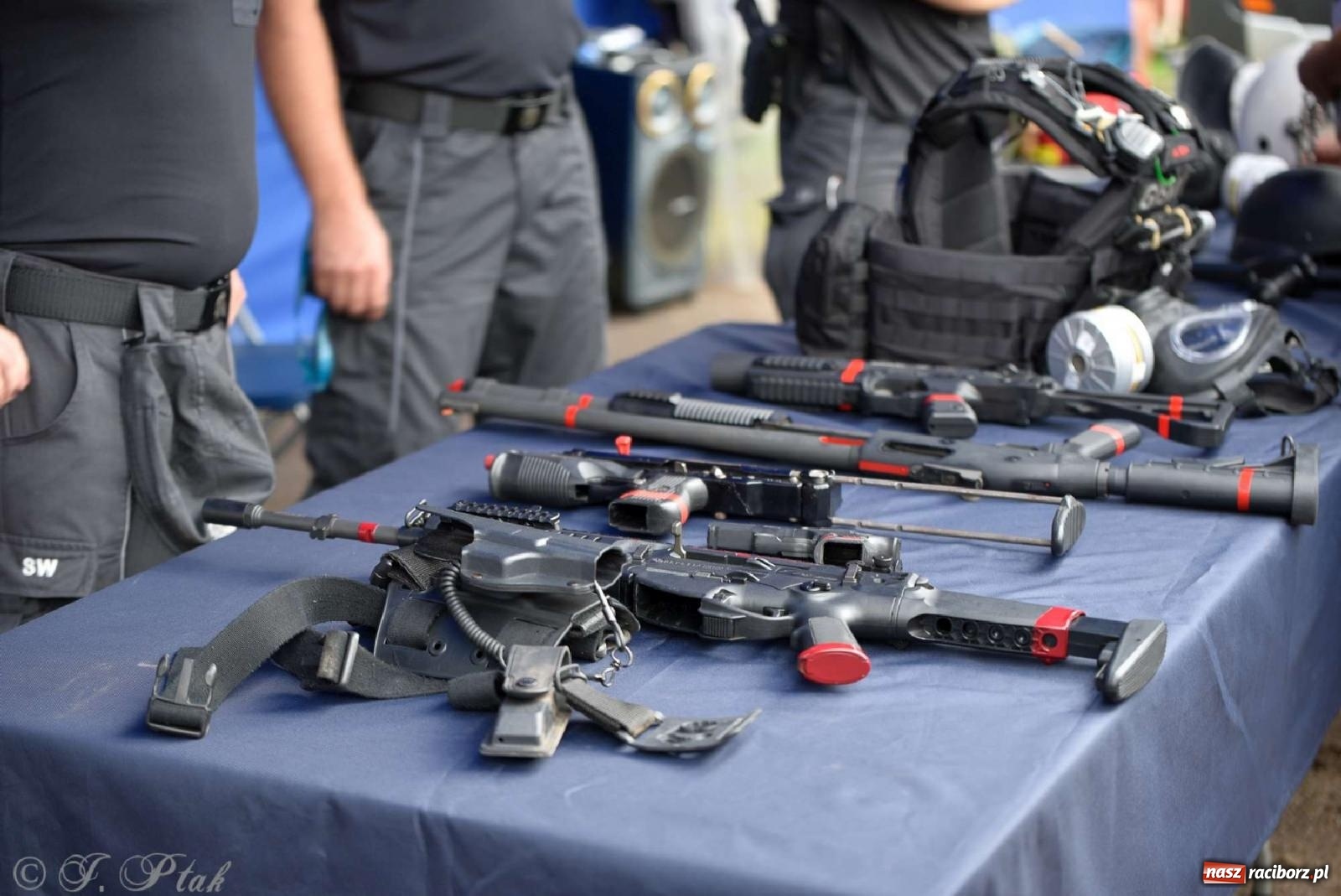 Zdjęcie w galerii na portalu naszraciborz.pl: Raciborska niedziela z mundurem przyciągnęła całe rodziny [FOTO i WIDEO] wiadomości z regionu