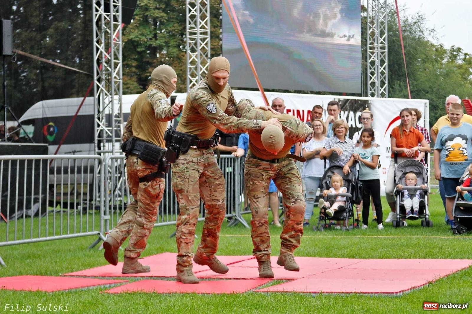 Zdjęcie w galerii na portalu naszraciborz.pl: Raciborska niedziela z mundurem przyciągnęła całe rodziny [FOTO i WIDEO] wiadomości z regionu