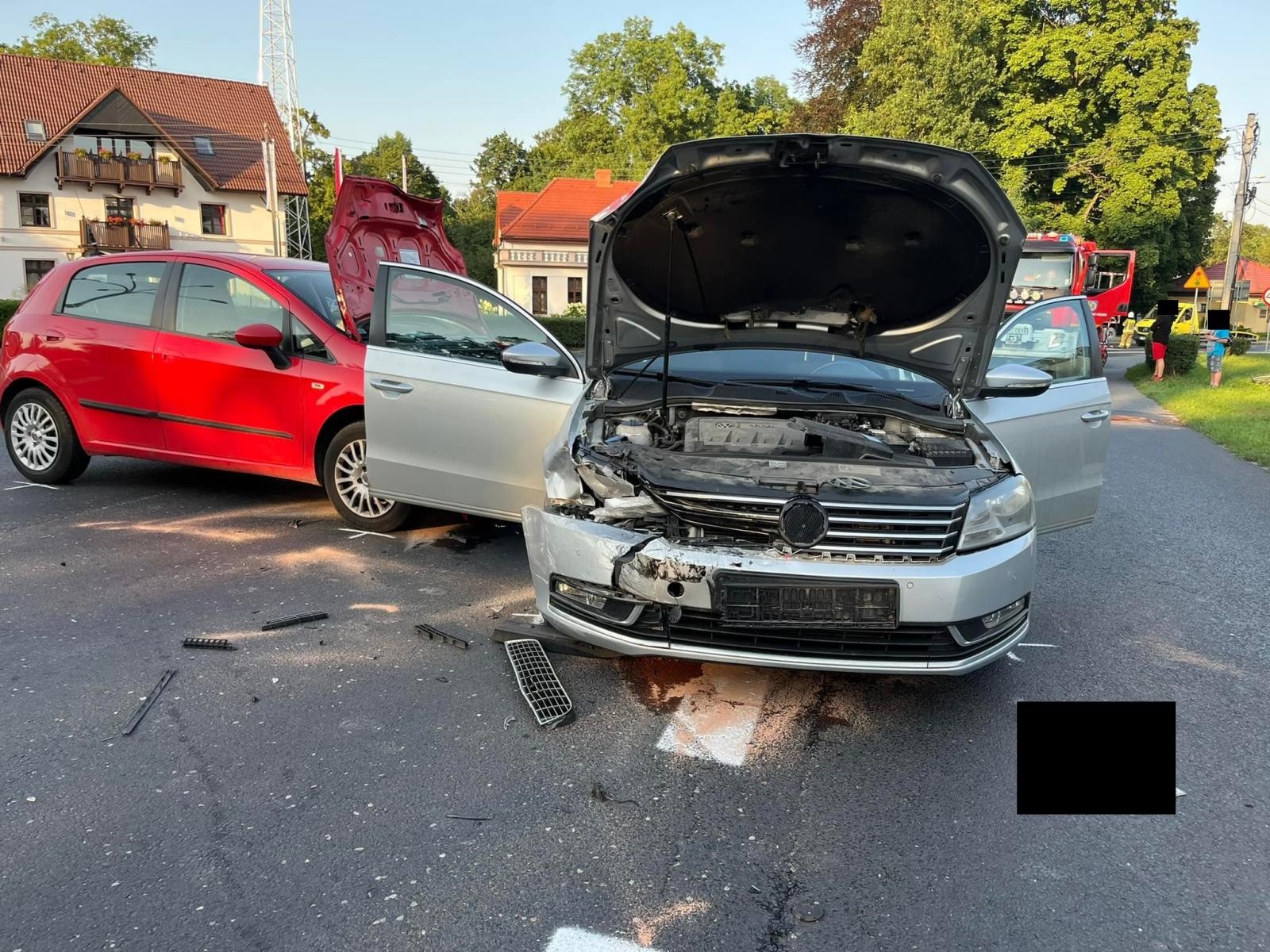 Zdjęcie w galerii na portalu naszraciborz.pl: Punto i passat zderzyły się w Rudach. Kobieta w ciąży trafiła do szpitala wiadomości z regionu