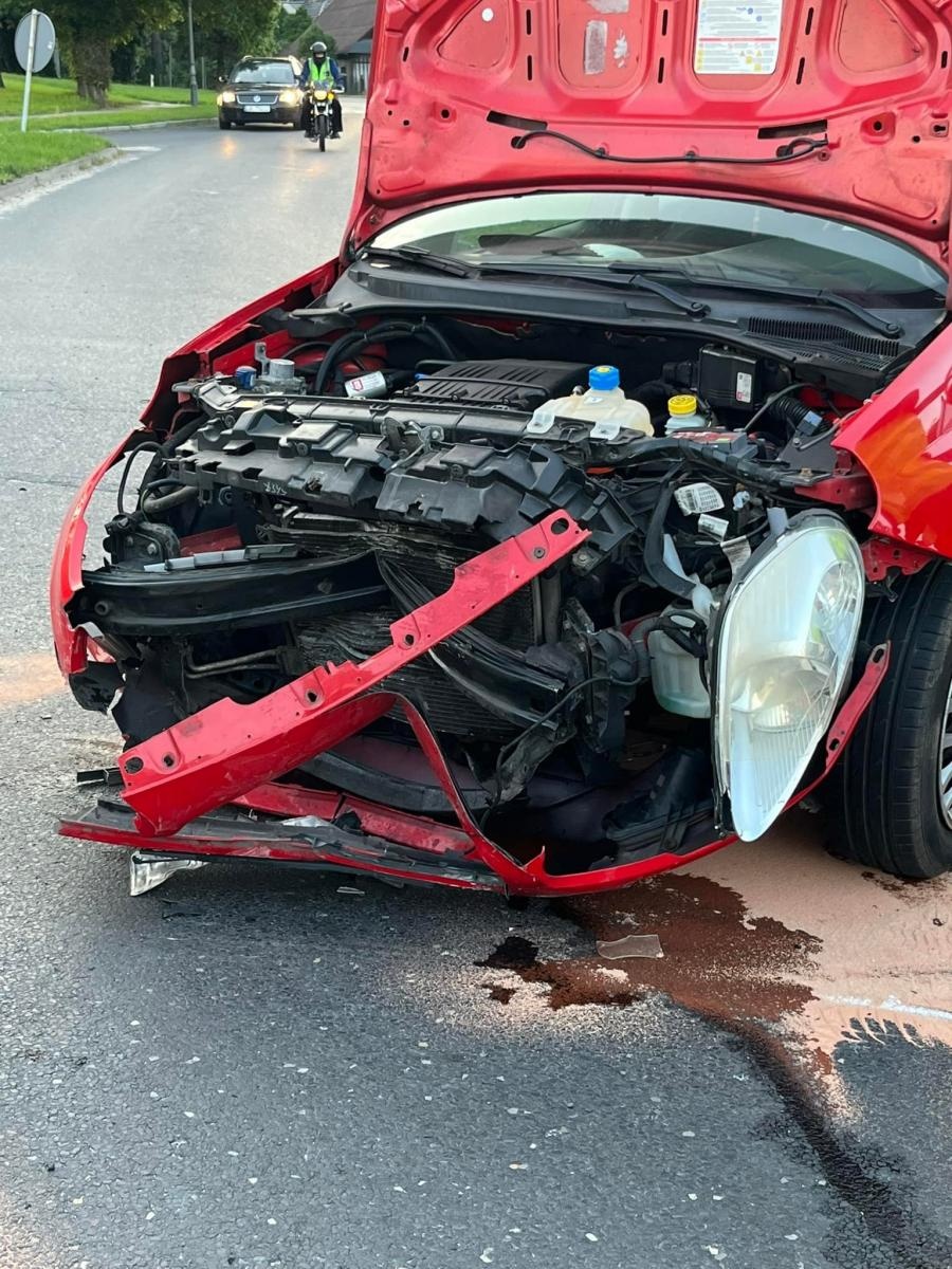 Zdjęcie w galerii na portalu naszraciborz.pl: Punto i passat zderzyły się w Rudach. Kobieta w ciąży trafiła do szpitala wiadomości z regionu