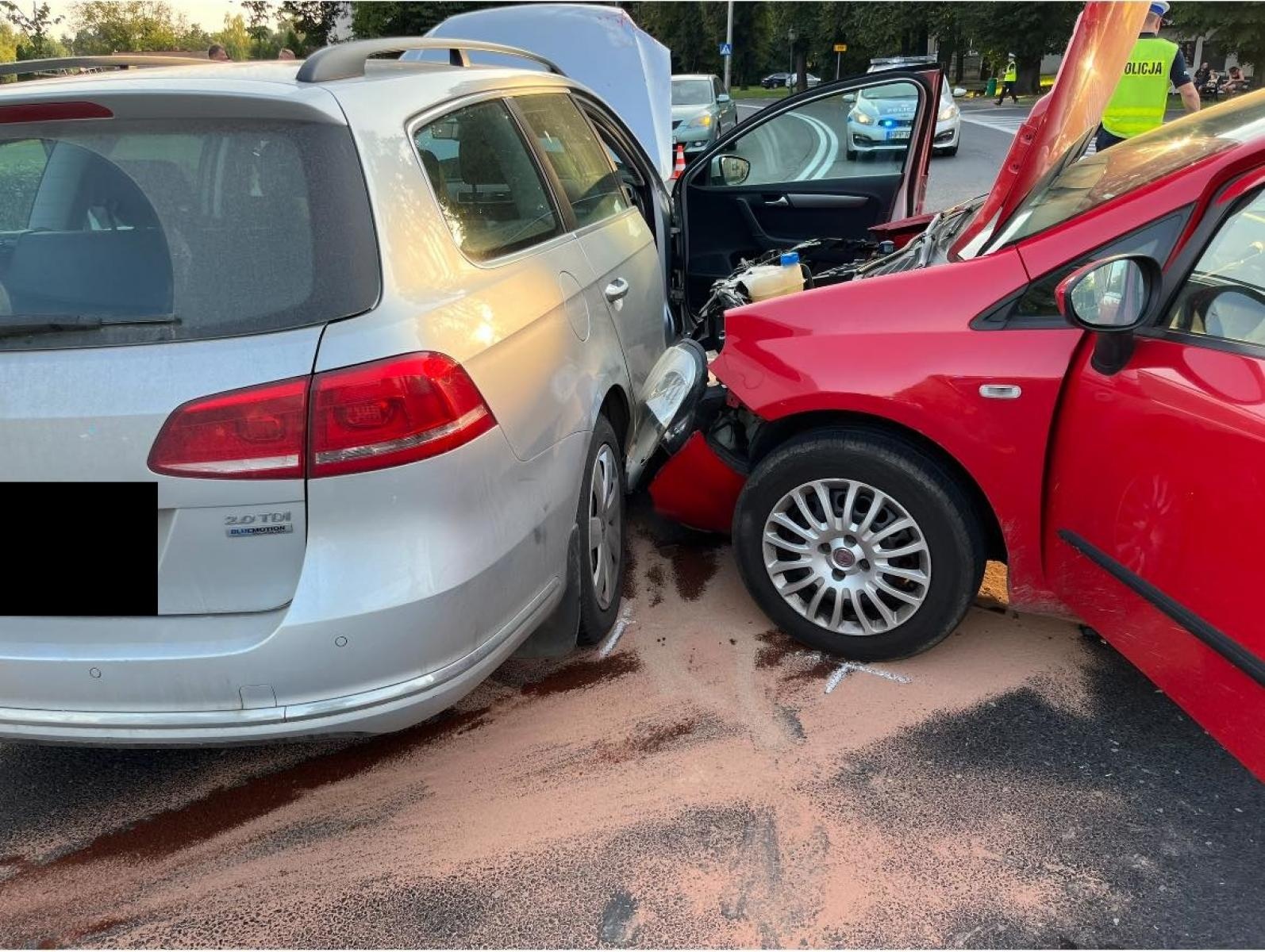 Zdjęcie w galerii na portalu naszraciborz.pl: Punto i passat zderzyły się w Rudach. Kobieta w ciąży trafiła do szpitala wiadomości z regionu