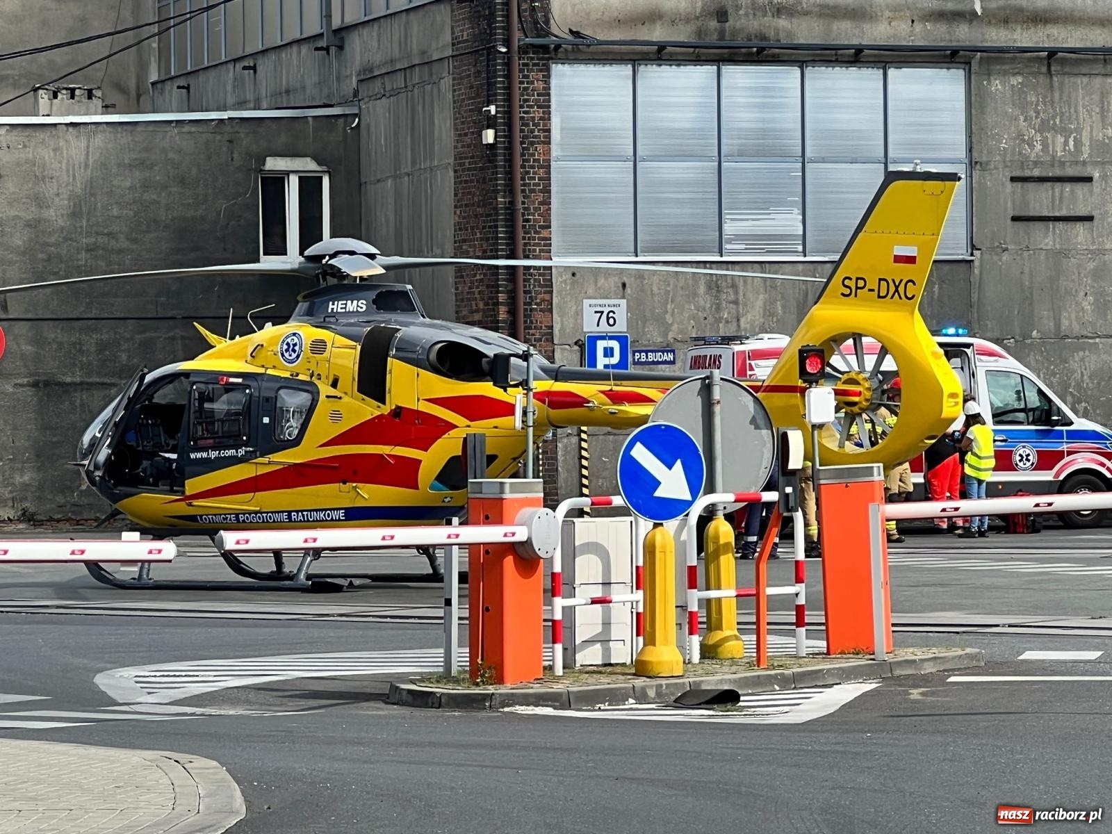 Zdjęcie w galerii na portalu naszraciborz.pl: LPR lądował na terenie dawnego ZEW-u. Dwie osoby poparzone [FOTO i WIDEO] wiadomości z regionu