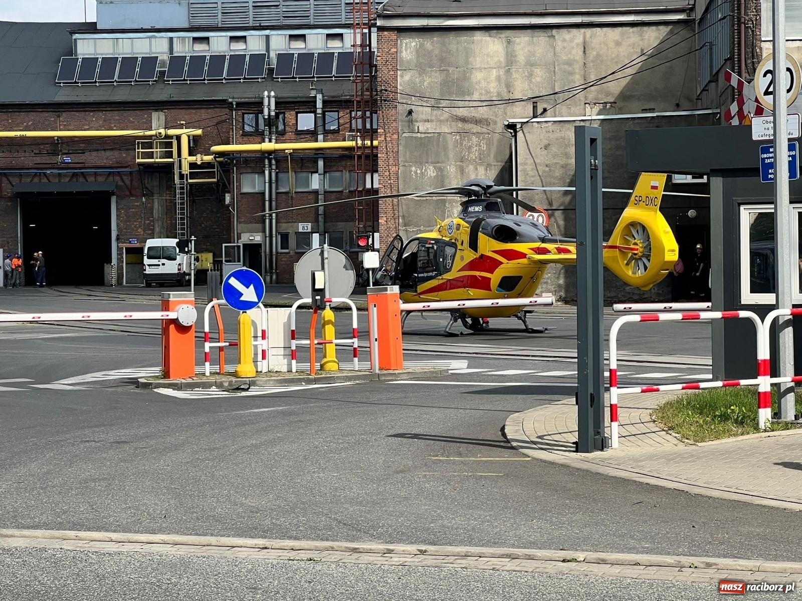 Zdjęcie w galerii na portalu naszraciborz.pl: LPR lądował na terenie dawnego ZEW-u. Dwie osoby poparzone [FOTO i WIDEO] wiadomości z regionu