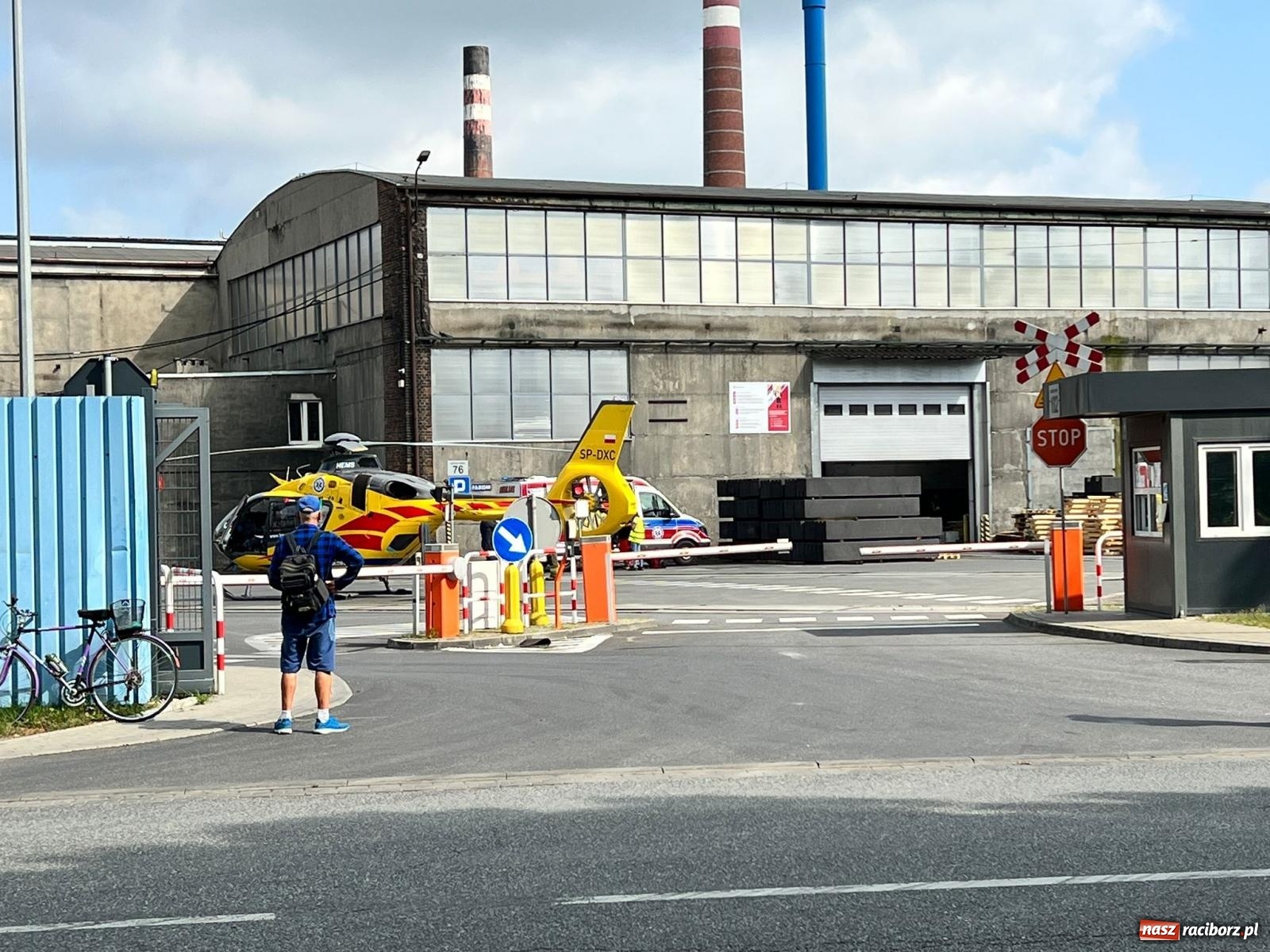 Zdjęcie w galerii na portalu naszraciborz.pl: LPR lądował na terenie dawnego ZEW-u. Dwie osoby poparzone [FOTO i WIDEO] wiadomości z regionu