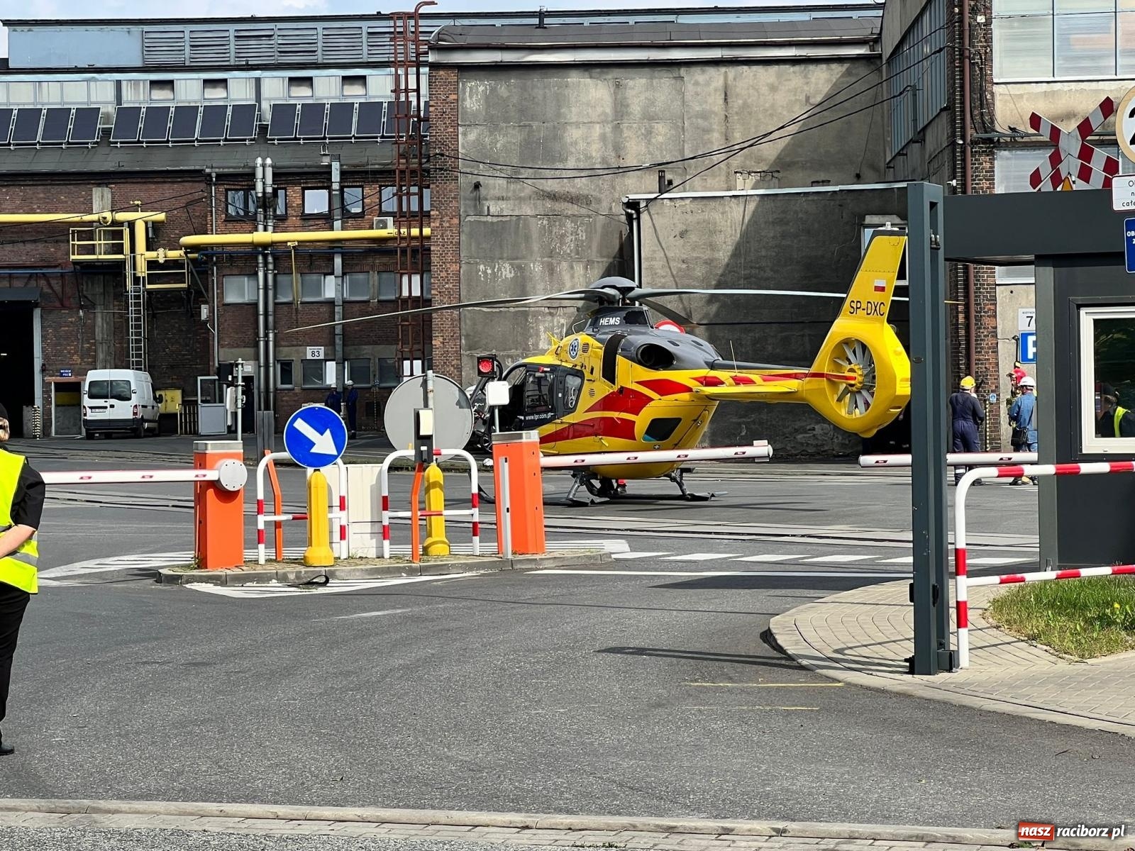 Zdjęcie w galerii na portalu naszraciborz.pl: LPR lądował na terenie dawnego ZEW-u. Dwie osoby poparzone [FOTO i WIDEO] wiadomości z regionu