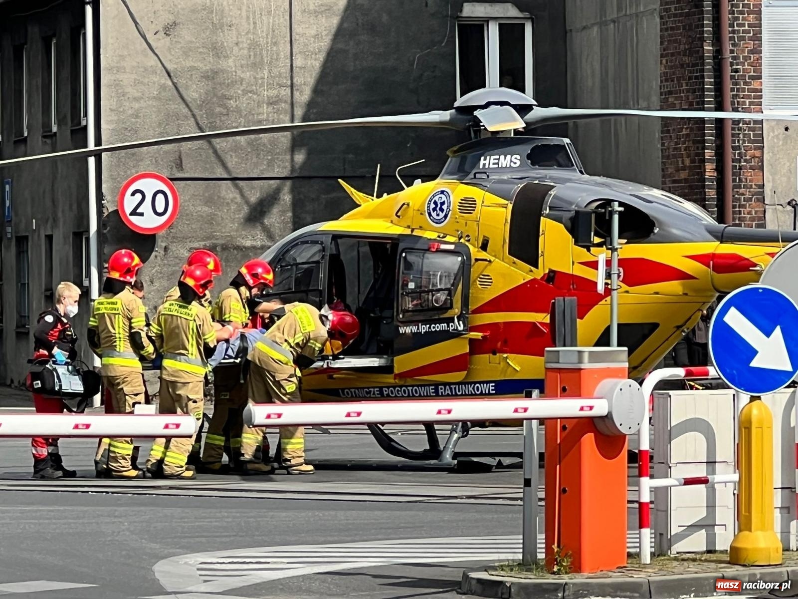 Zdjęcie w galerii na portalu naszraciborz.pl: LPR lądował na terenie dawnego ZEW-u. Dwie osoby poparzone [FOTO i WIDEO] wiadomości z regionu