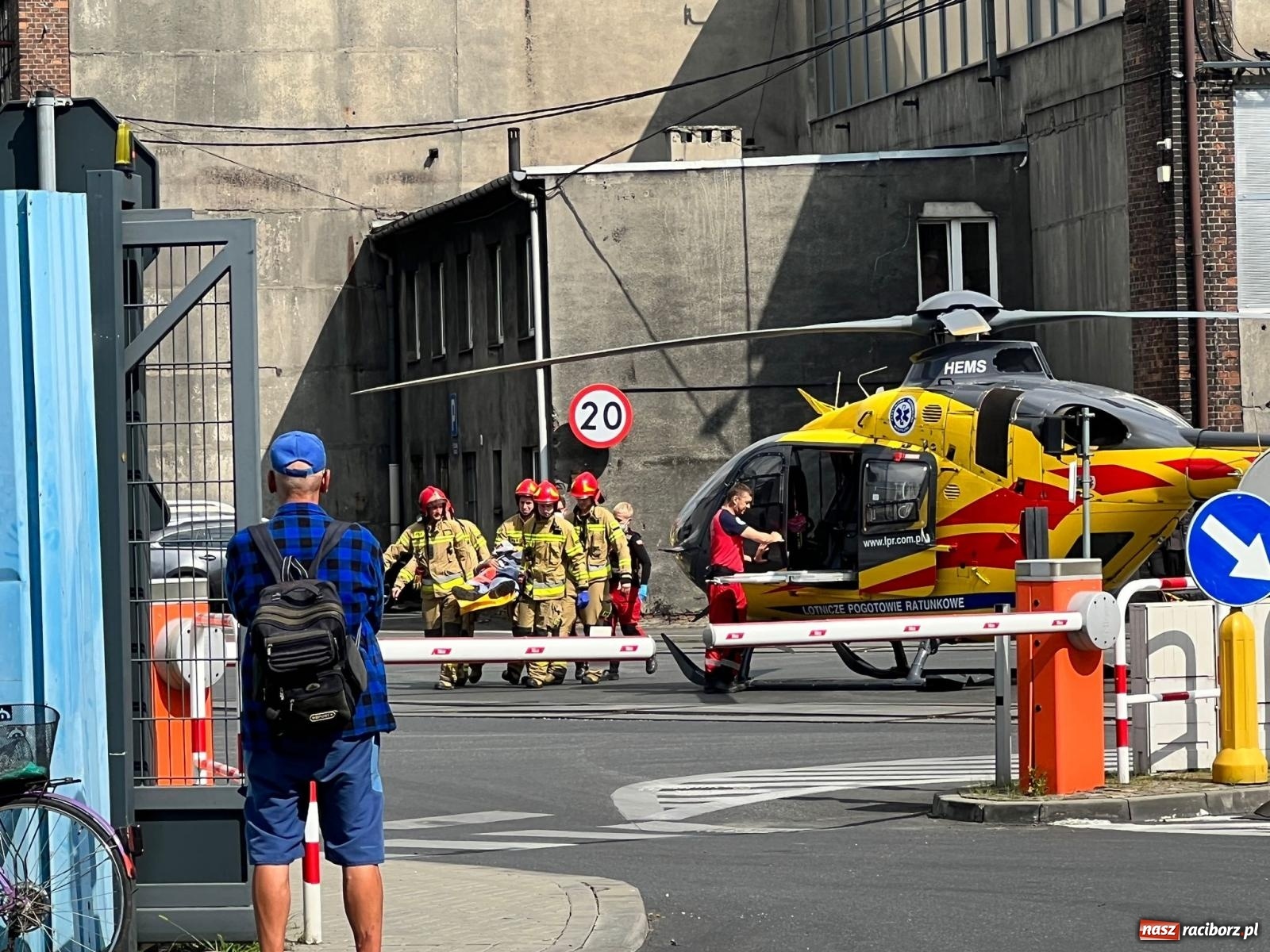 Zdjęcie w galerii na portalu naszraciborz.pl: LPR lądował na terenie dawnego ZEW-u. Dwie osoby poparzone [FOTO i WIDEO] wiadomości z regionu
