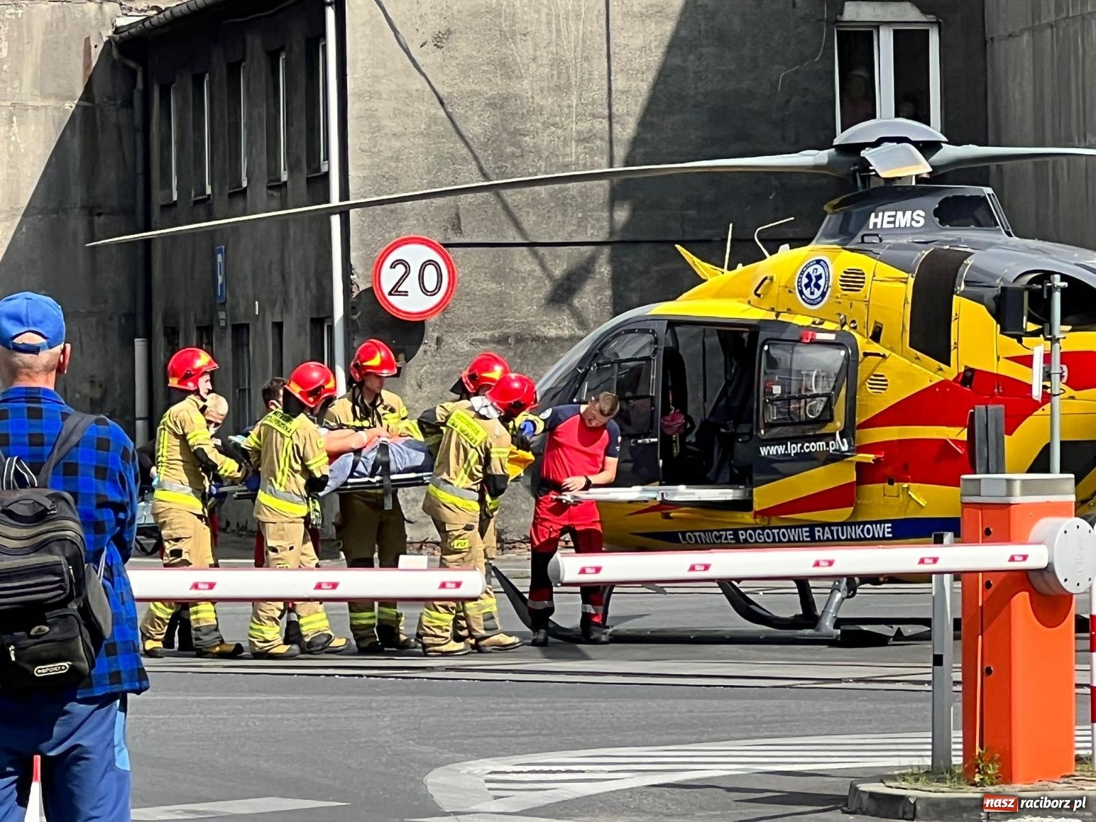 Zdjęcie w galerii na portalu naszraciborz.pl: LPR lądował na terenie dawnego ZEW-u. Dwie osoby poparzone [FOTO i WIDEO] wiadomości z regionu