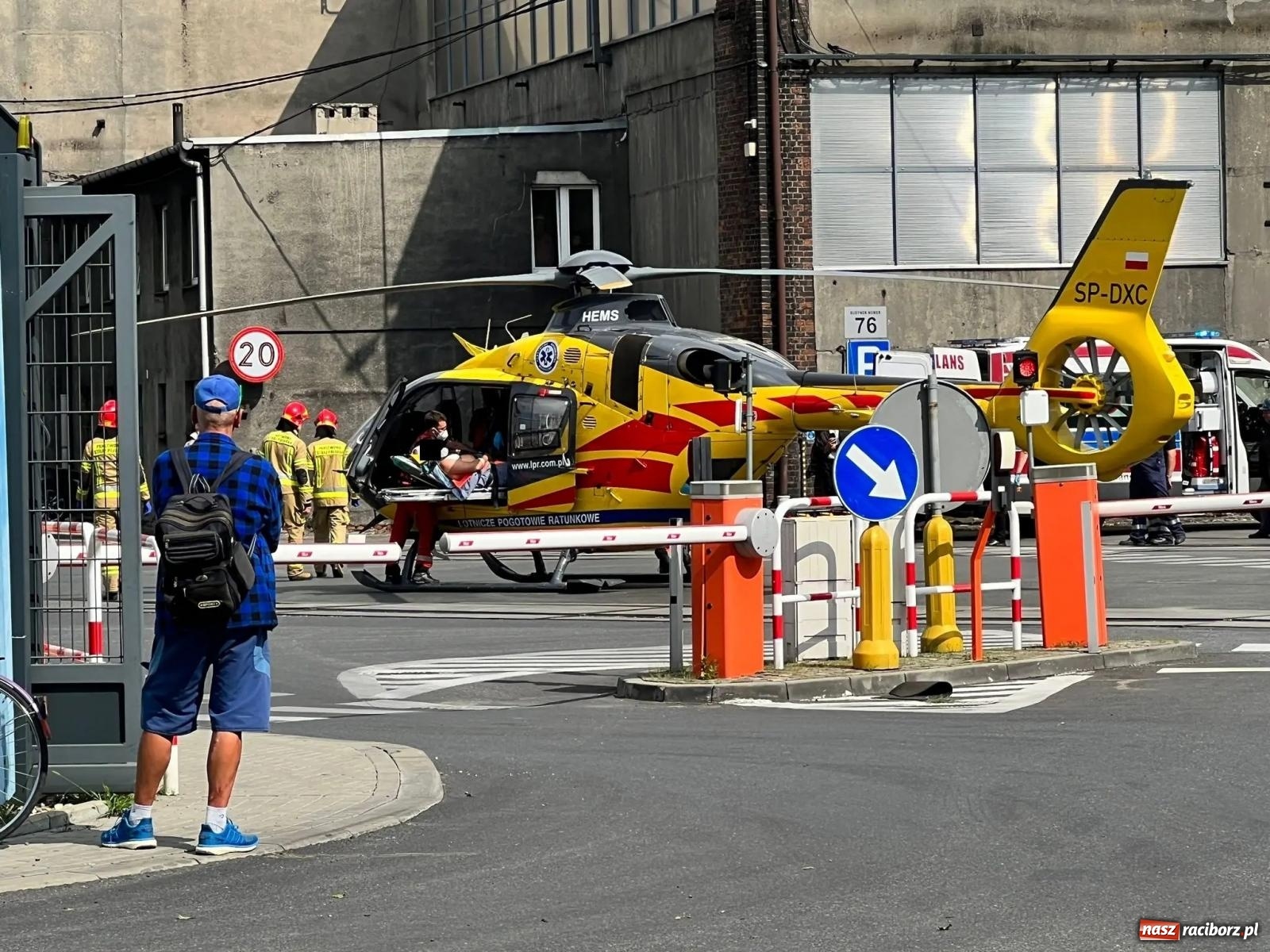 Zdjęcie w galerii na portalu naszraciborz.pl: LPR lądował na terenie dawnego ZEW-u. Dwie osoby poparzone [FOTO i WIDEO] wiadomości z regionu