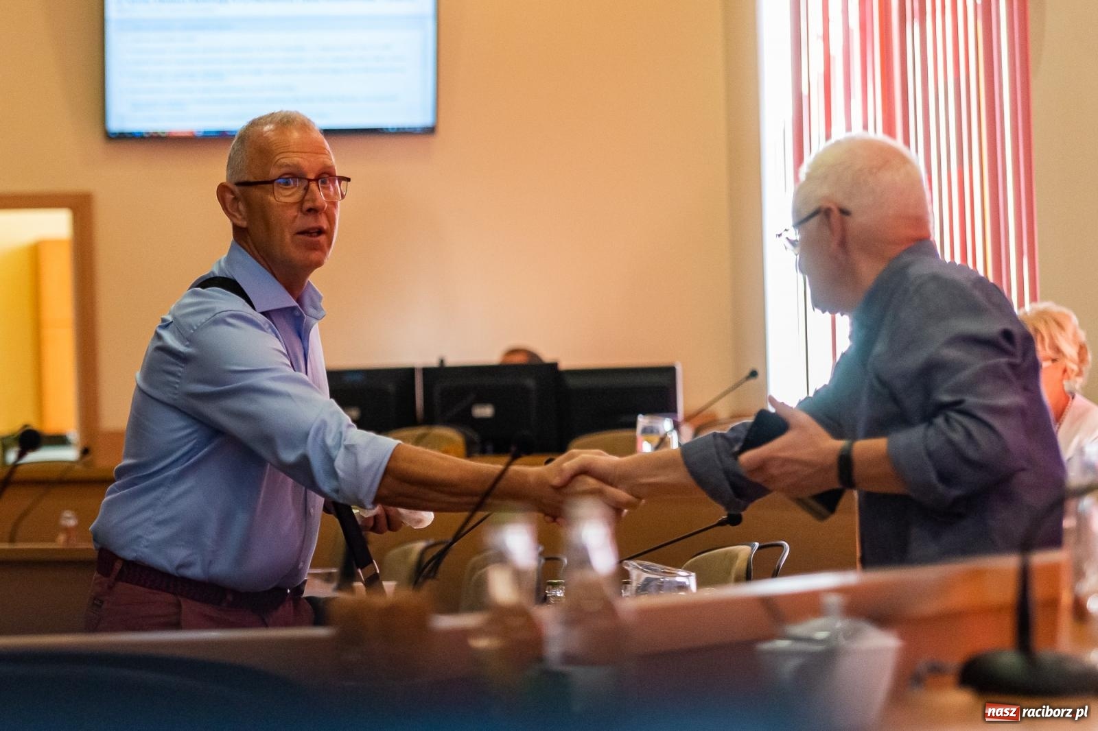 Zdjęcie w galerii na portalu naszraciborz.pl: Dożynkowy chlebek, smalczyk i konserwowy ogórek. Prezydent częstował radnych [FOTO] wiadomości z regionu