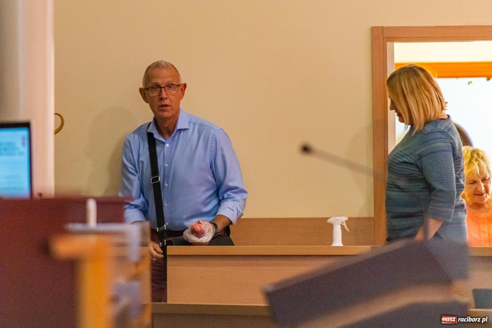 Zdjęcie w galerii na portalu naszraciborz.pl: Dożynkowy chlebek, smalczyk i konserwowy ogórek. Prezydent częstował radnych [FOTO] wiadomości z regionu