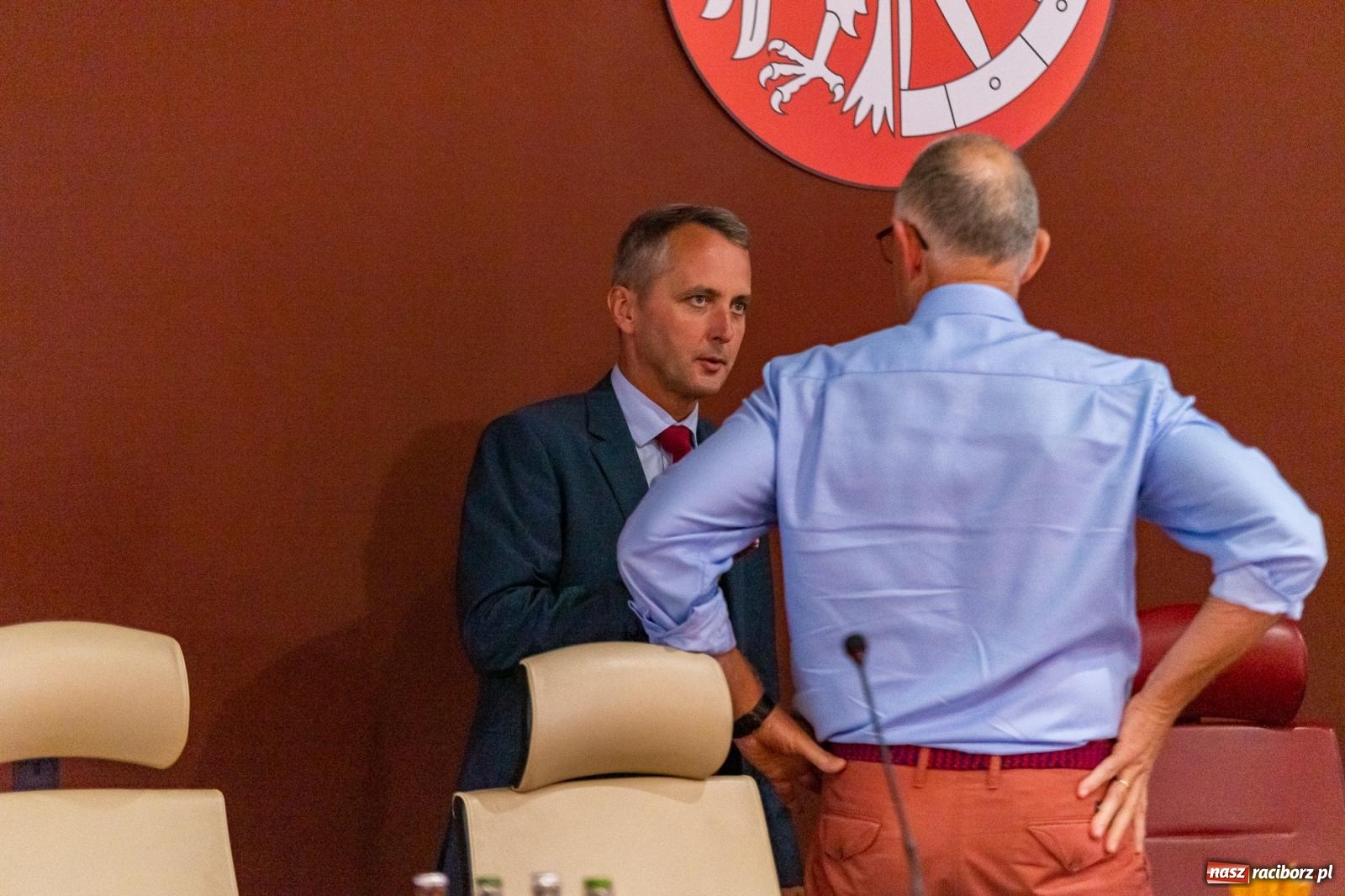 Zdjęcie w galerii na portalu naszraciborz.pl: Dożynkowy chlebek, smalczyk i konserwowy ogórek. Prezydent częstował radnych [FOTO] wiadomości z regionu