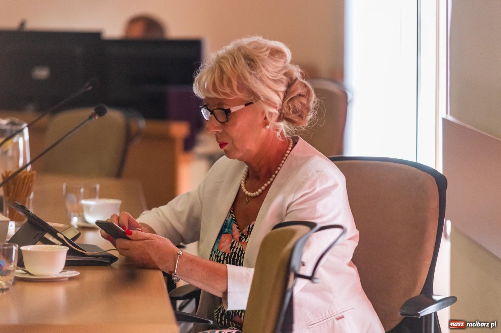 Zdjęcie w galerii na portalu naszraciborz.pl: Dożynkowy chlebek, smalczyk i konserwowy ogórek. Prezydent częstował radnych [FOTO] wiadomości z regionu