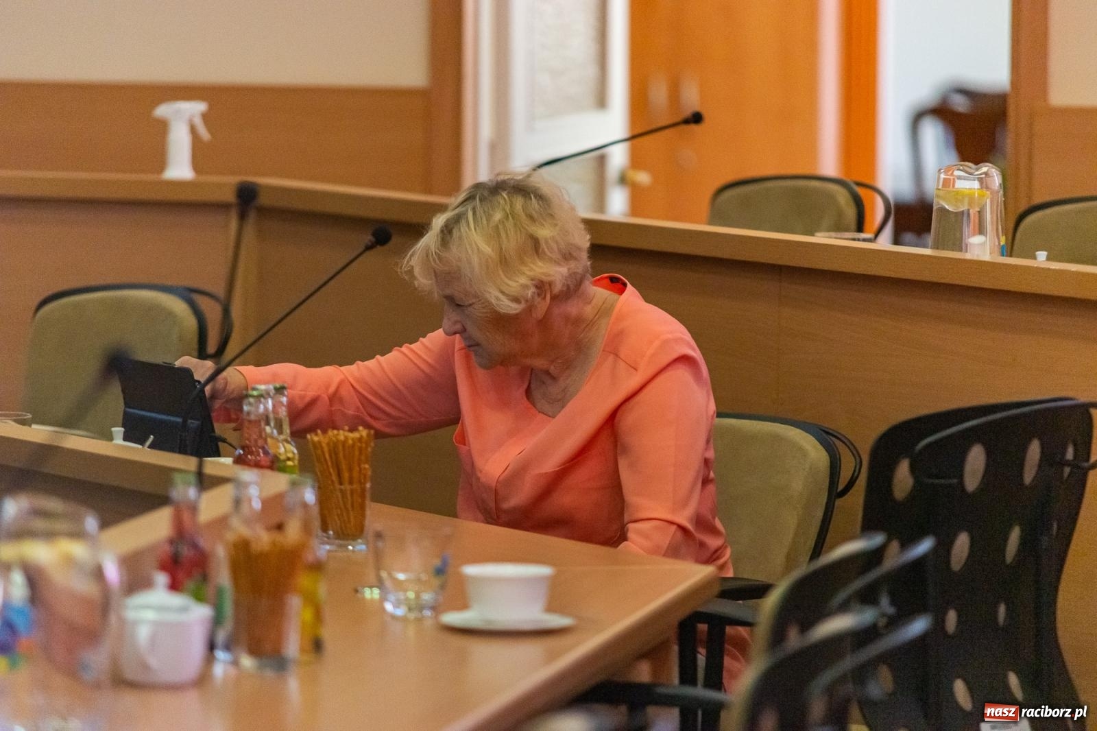 Zdjęcie w galerii na portalu naszraciborz.pl: Dożynkowy chlebek, smalczyk i konserwowy ogórek. Prezydent częstował radnych [FOTO] wiadomości z regionu