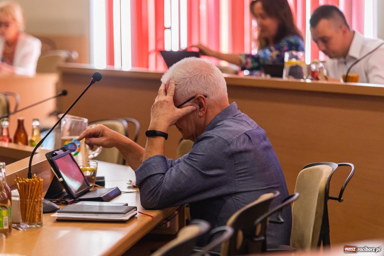 Zdjęcie w galerii na portalu naszraciborz.pl: Dożynkowy chlebek, smalczyk i konserwowy ogórek. Prezydent częstował radnych [FOTO] wiadomości z regionu