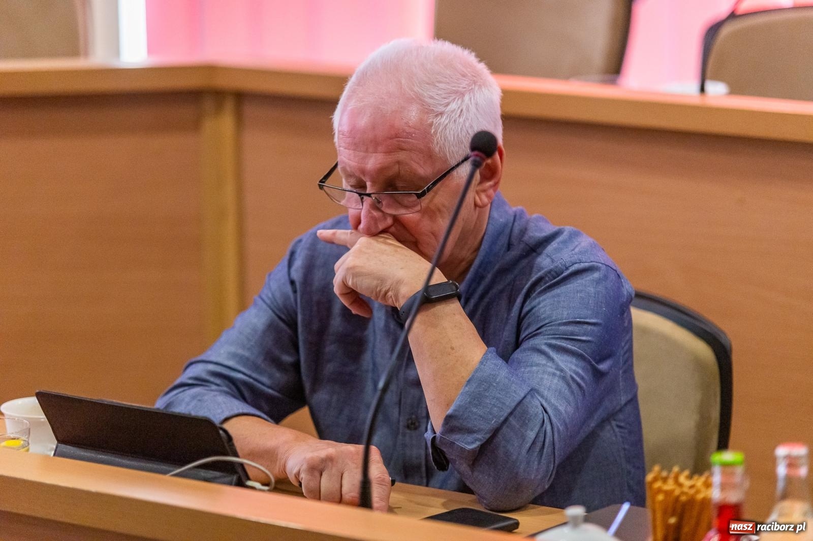 Zdjęcie w galerii na portalu naszraciborz.pl: Dożynkowy chlebek, smalczyk i konserwowy ogórek. Prezydent częstował radnych [FOTO] wiadomości z regionu