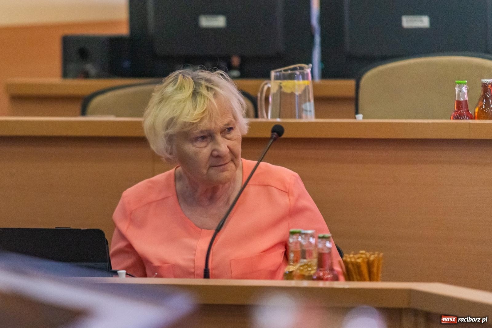 Zdjęcie w galerii na portalu naszraciborz.pl: Dożynkowy chlebek, smalczyk i konserwowy ogórek. Prezydent częstował radnych [FOTO] wiadomości z regionu