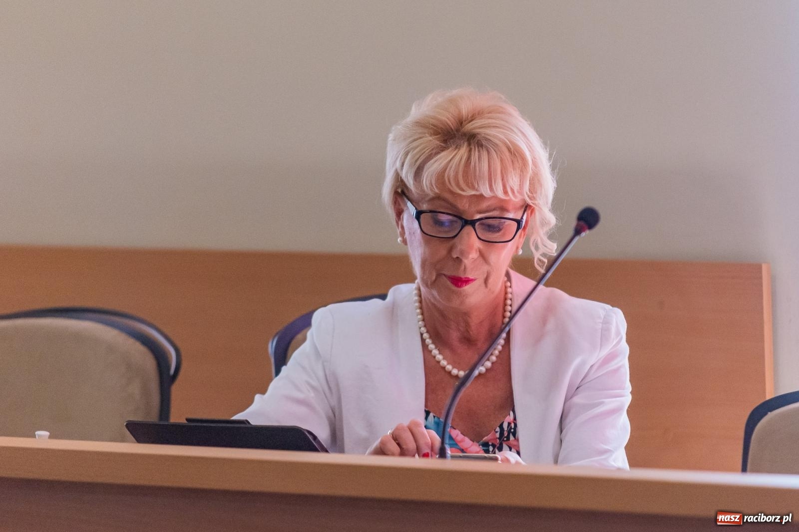 Zdjęcie w galerii na portalu naszraciborz.pl: Dożynkowy chlebek, smalczyk i konserwowy ogórek. Prezydent częstował radnych [FOTO] wiadomości z regionu