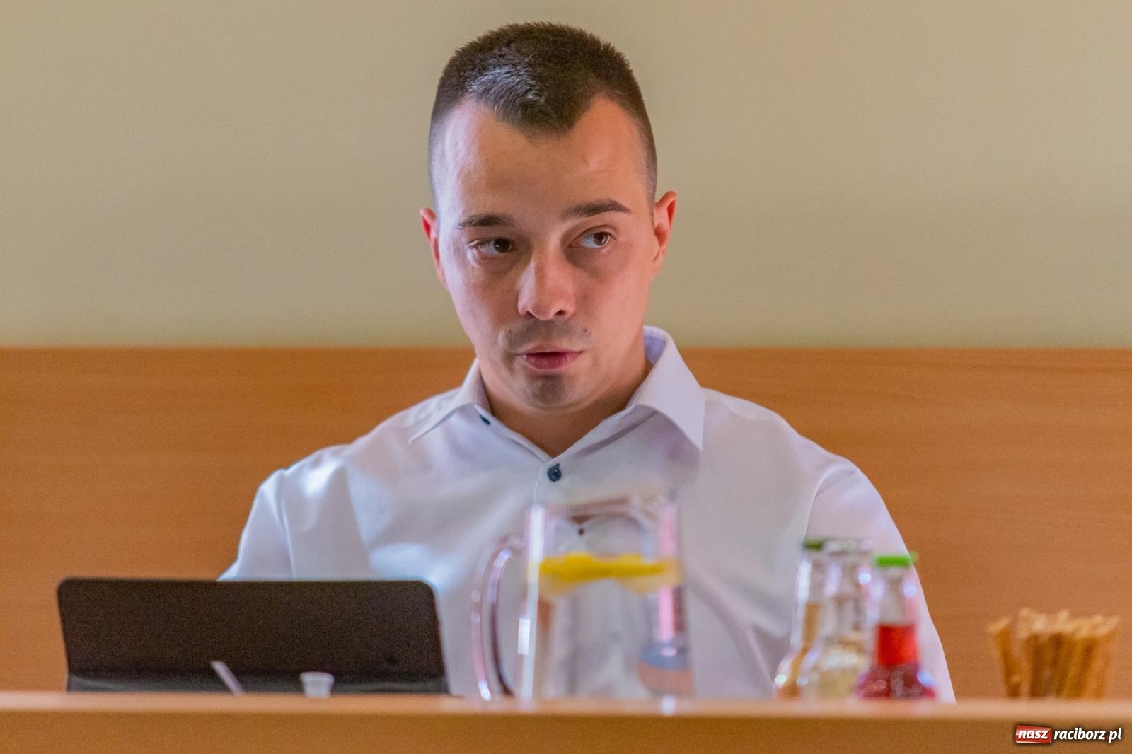 Zdjęcie w galerii na portalu naszraciborz.pl: Dożynkowy chlebek, smalczyk i konserwowy ogórek. Prezydent częstował radnych [FOTO] wiadomości z regionu