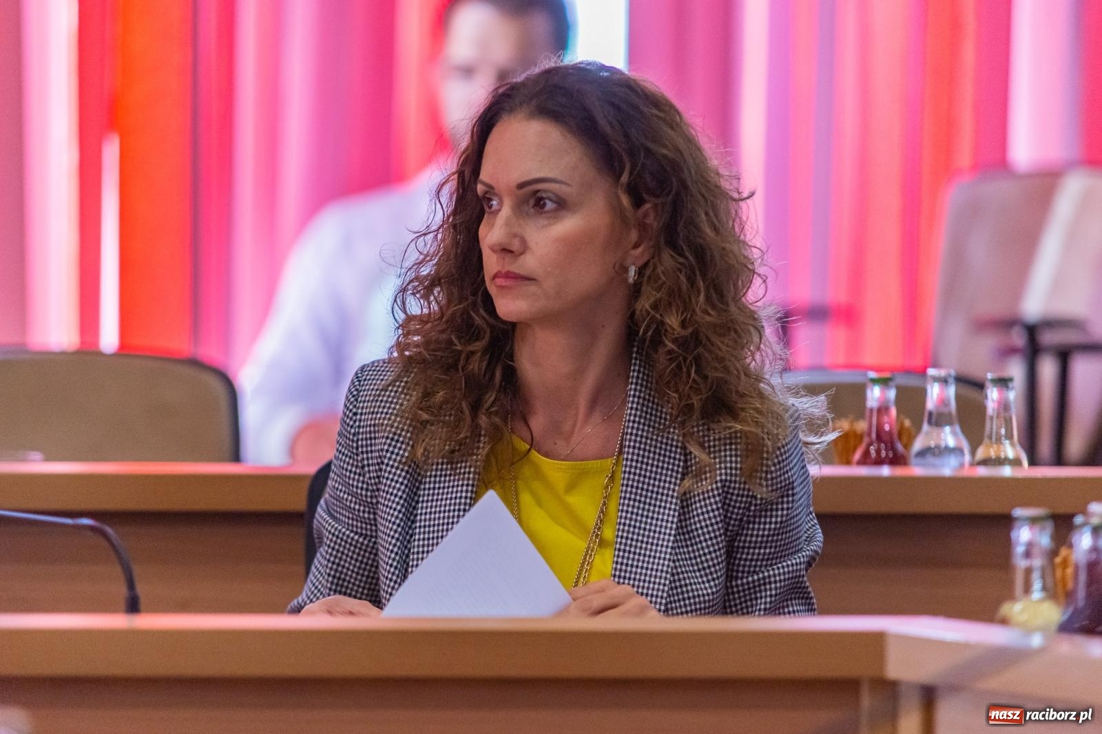 Zdjęcie w galerii na portalu naszraciborz.pl: Dożynkowy chlebek, smalczyk i konserwowy ogórek. Prezydent częstował radnych [FOTO] wiadomości z regionu