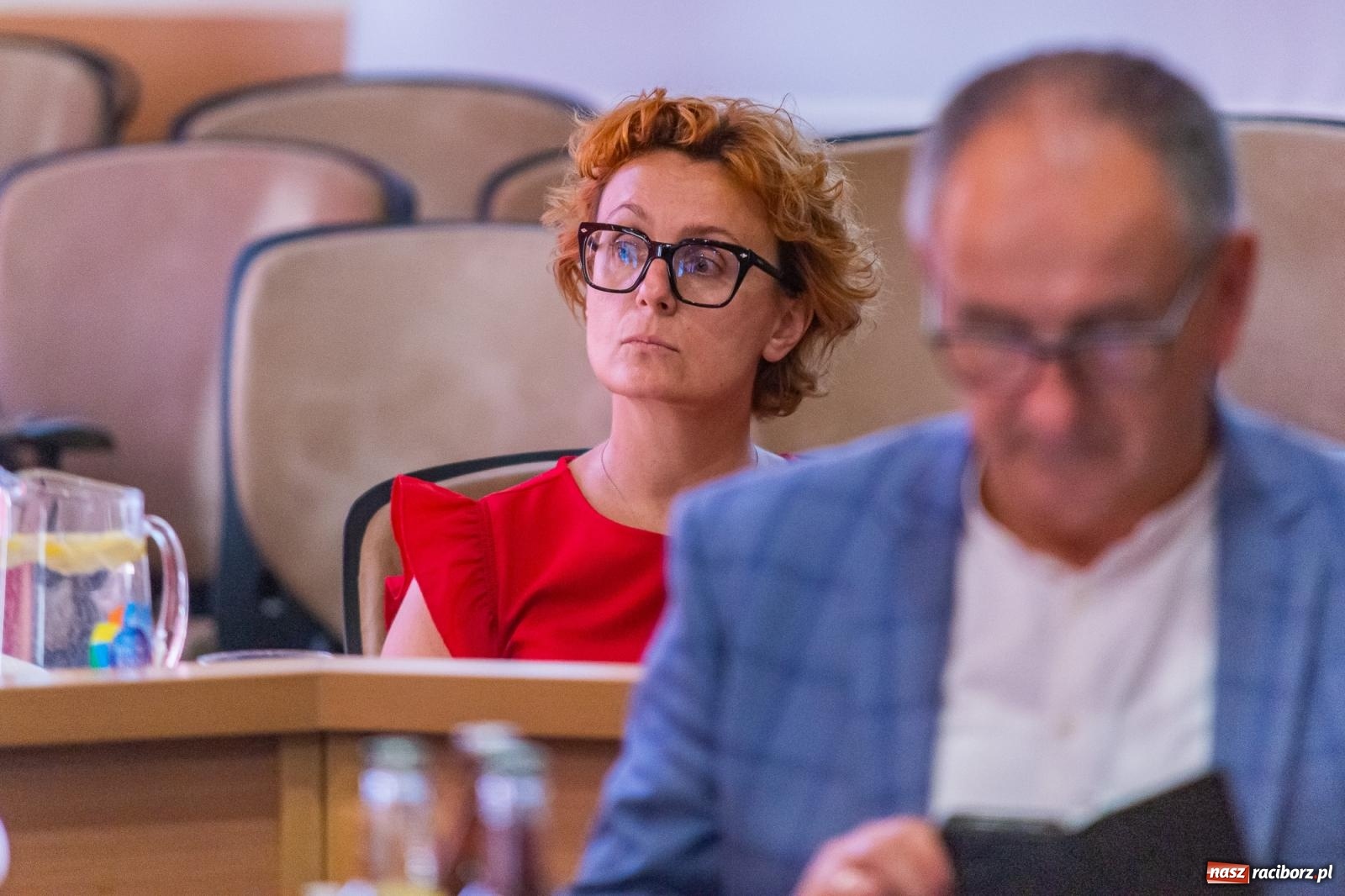 Zdjęcie w galerii na portalu naszraciborz.pl: Dożynkowy chlebek, smalczyk i konserwowy ogórek. Prezydent częstował radnych [FOTO] wiadomości z regionu