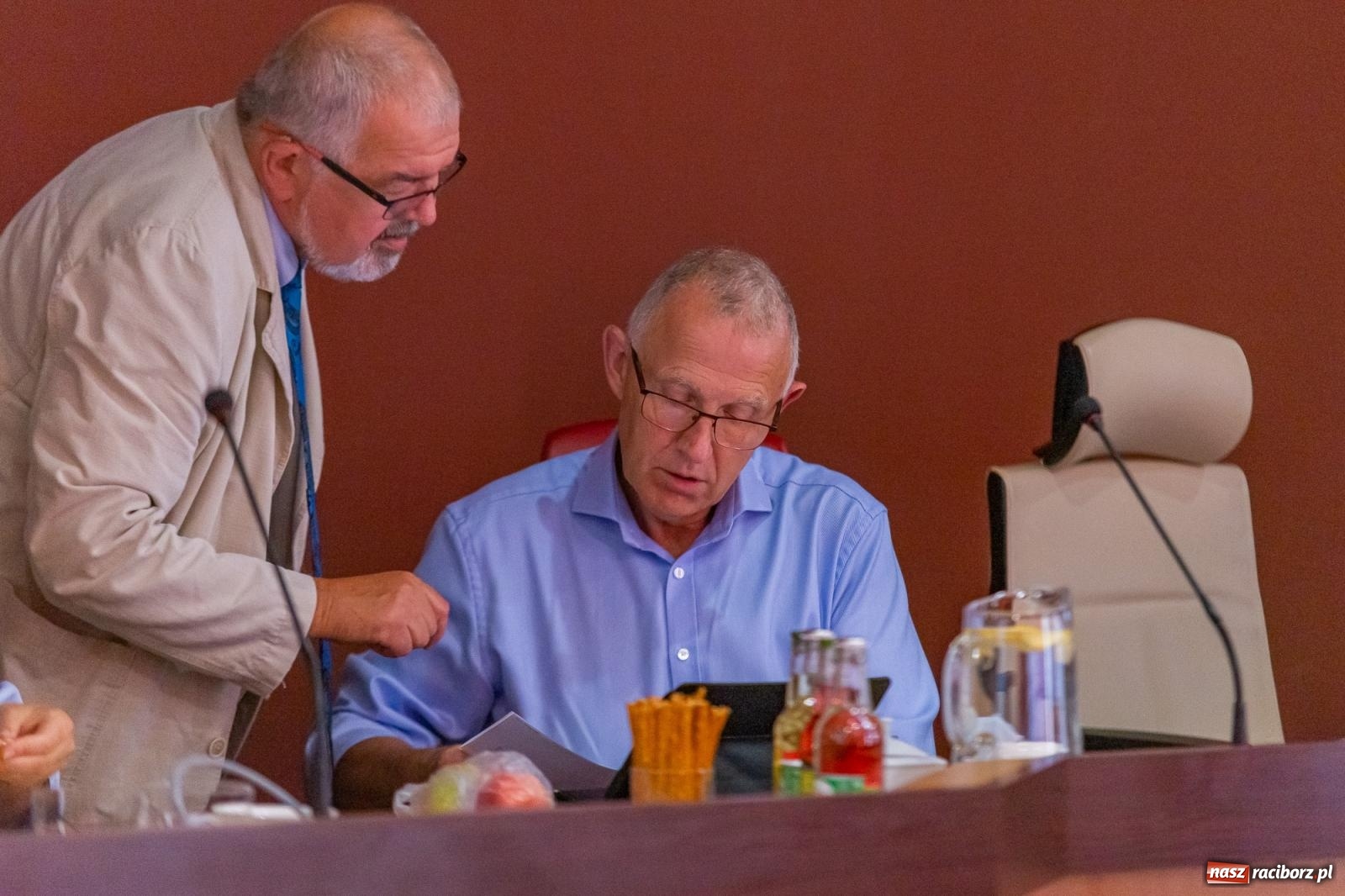 Zdjęcie w galerii na portalu naszraciborz.pl: Dożynkowy chlebek, smalczyk i konserwowy ogórek. Prezydent częstował radnych [FOTO] wiadomości z regionu