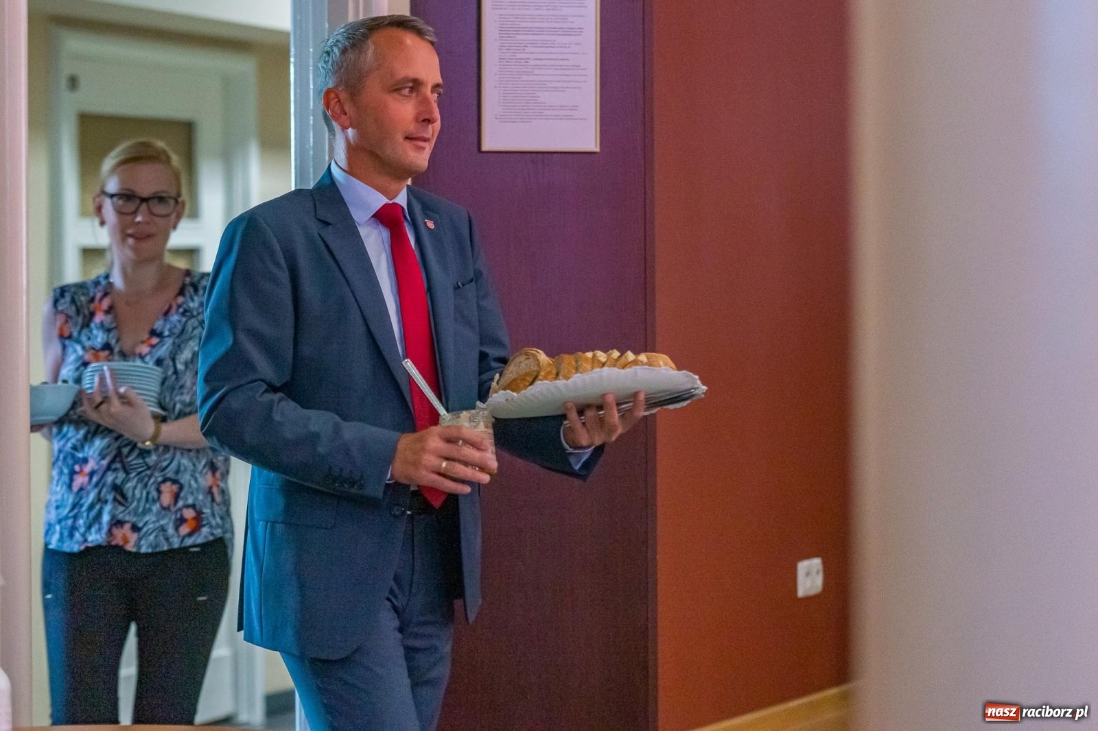 Zdjęcie w galerii na portalu naszraciborz.pl: Dożynkowy chlebek, smalczyk i konserwowy ogórek. Prezydent częstował radnych [FOTO] wiadomości z regionu